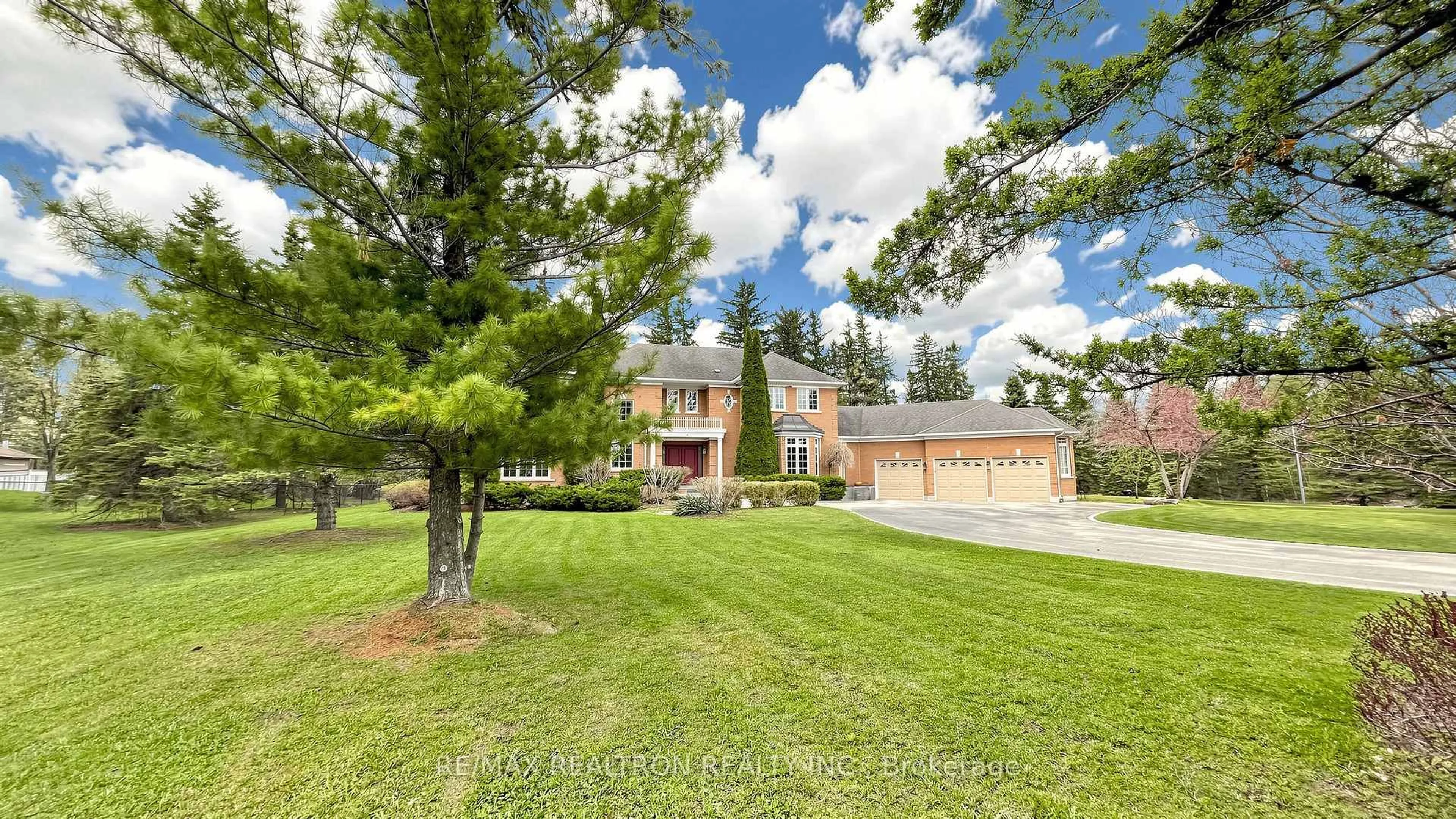 A pic from outside/outdoor area/front of a property/back of a property/a pic from drone, unknown for 3 Summit Trail Dr, Richmond Hill Ontario L4E 3S7