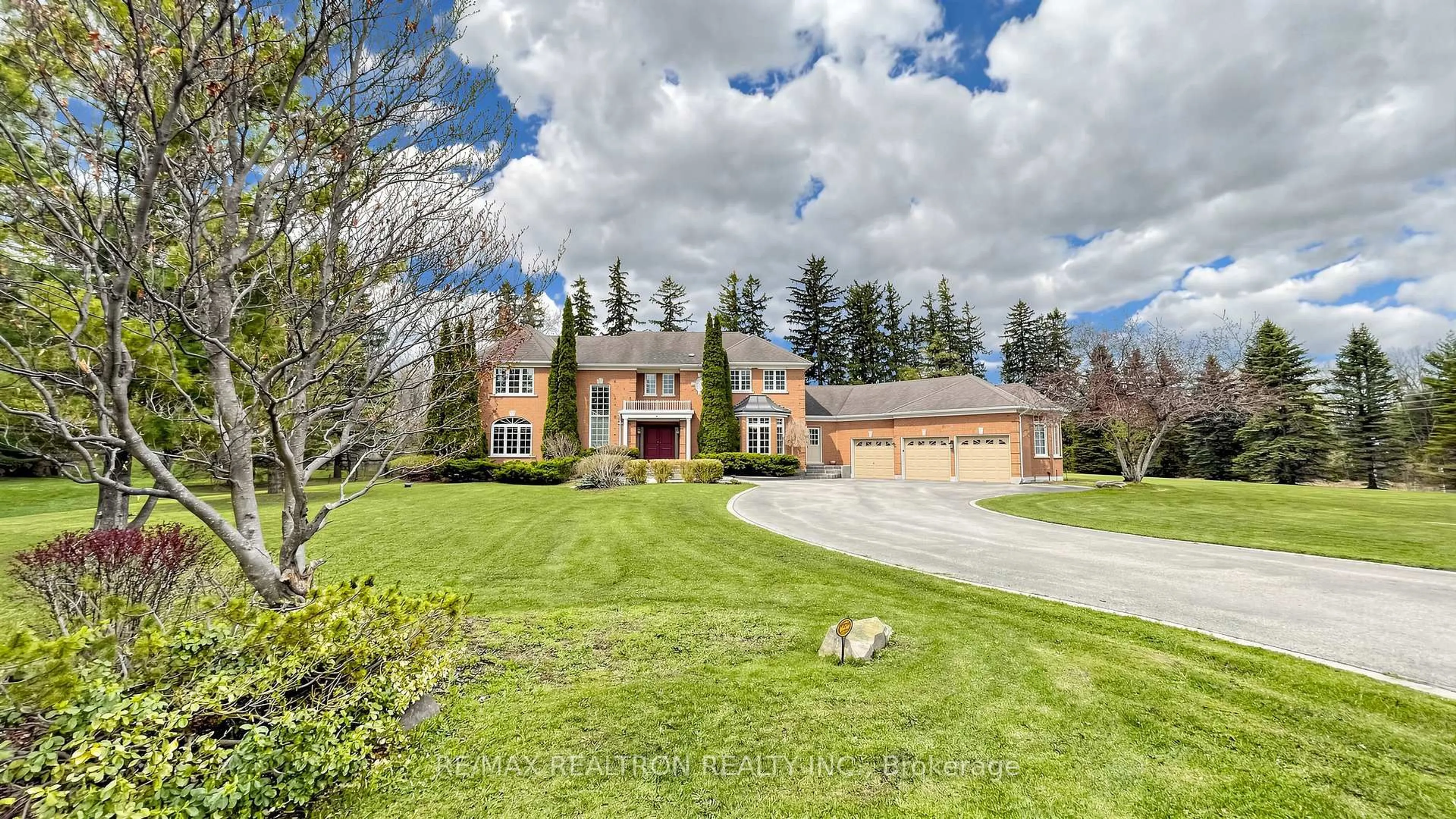 A pic from outside/outdoor area/front of a property/back of a property/a pic from drone, street for 3 Summit Trail Dr, Richmond Hill Ontario L4E 3S7
