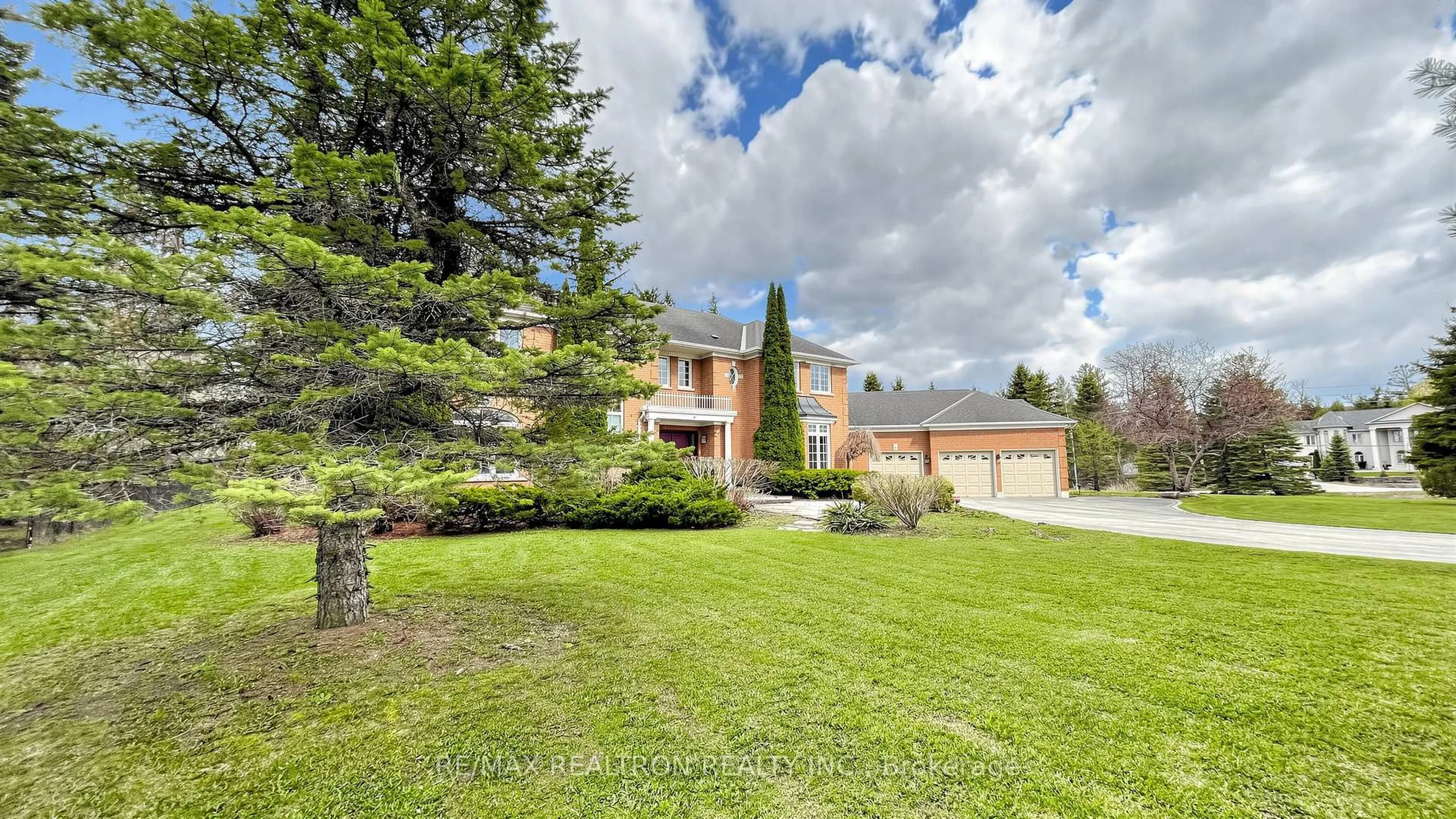 A pic from outside/outdoor area/front of a property/back of a property/a pic from drone, street for 3 Summit Trail Dr, Richmond Hill Ontario L4E 3S7