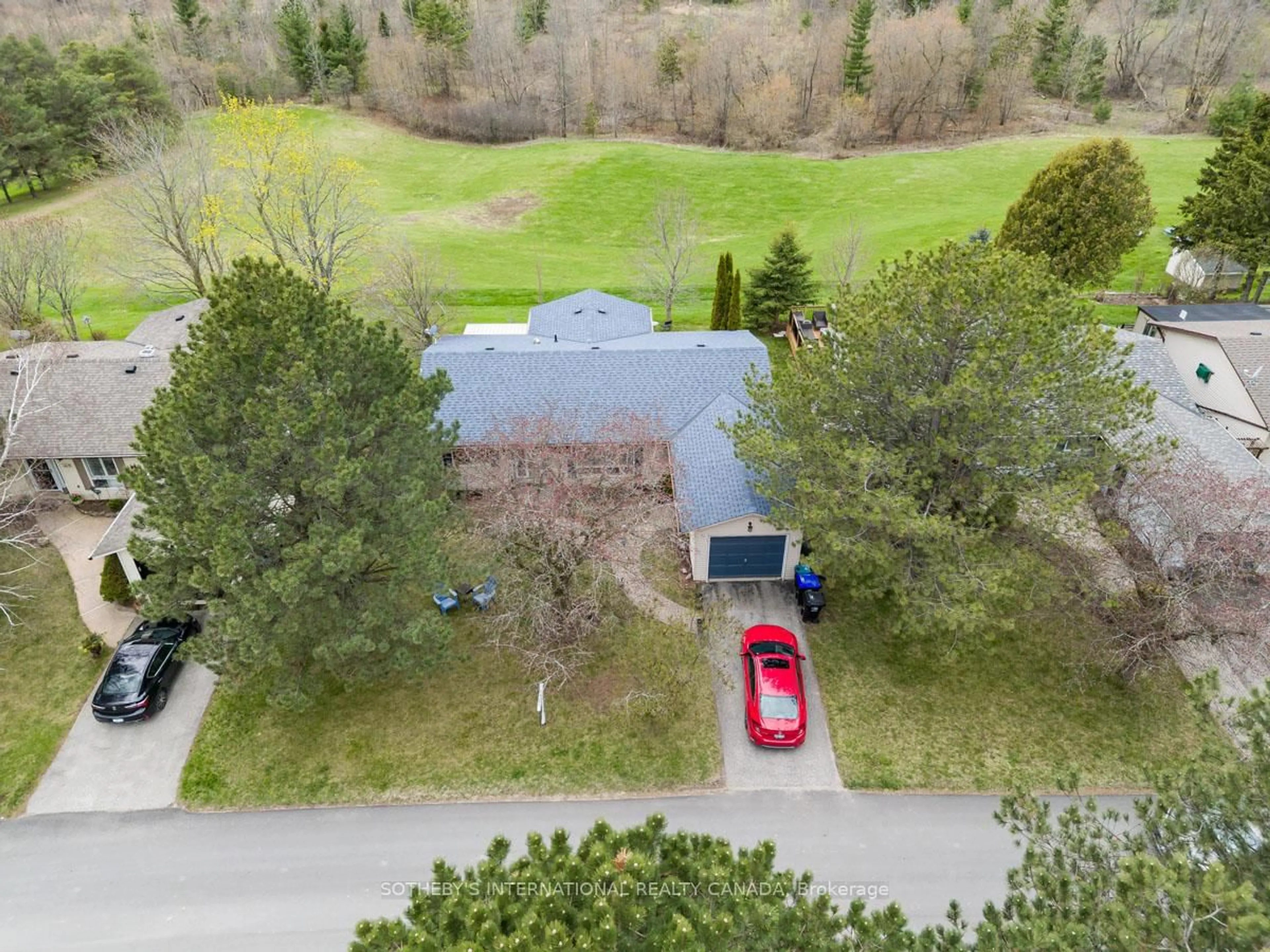 A pic from outside/outdoor area/front of a property/back of a property/a pic from drone, unknown for 101 Tecumseth Pines Dr, New Tecumseth Ontario L0G 1W0
