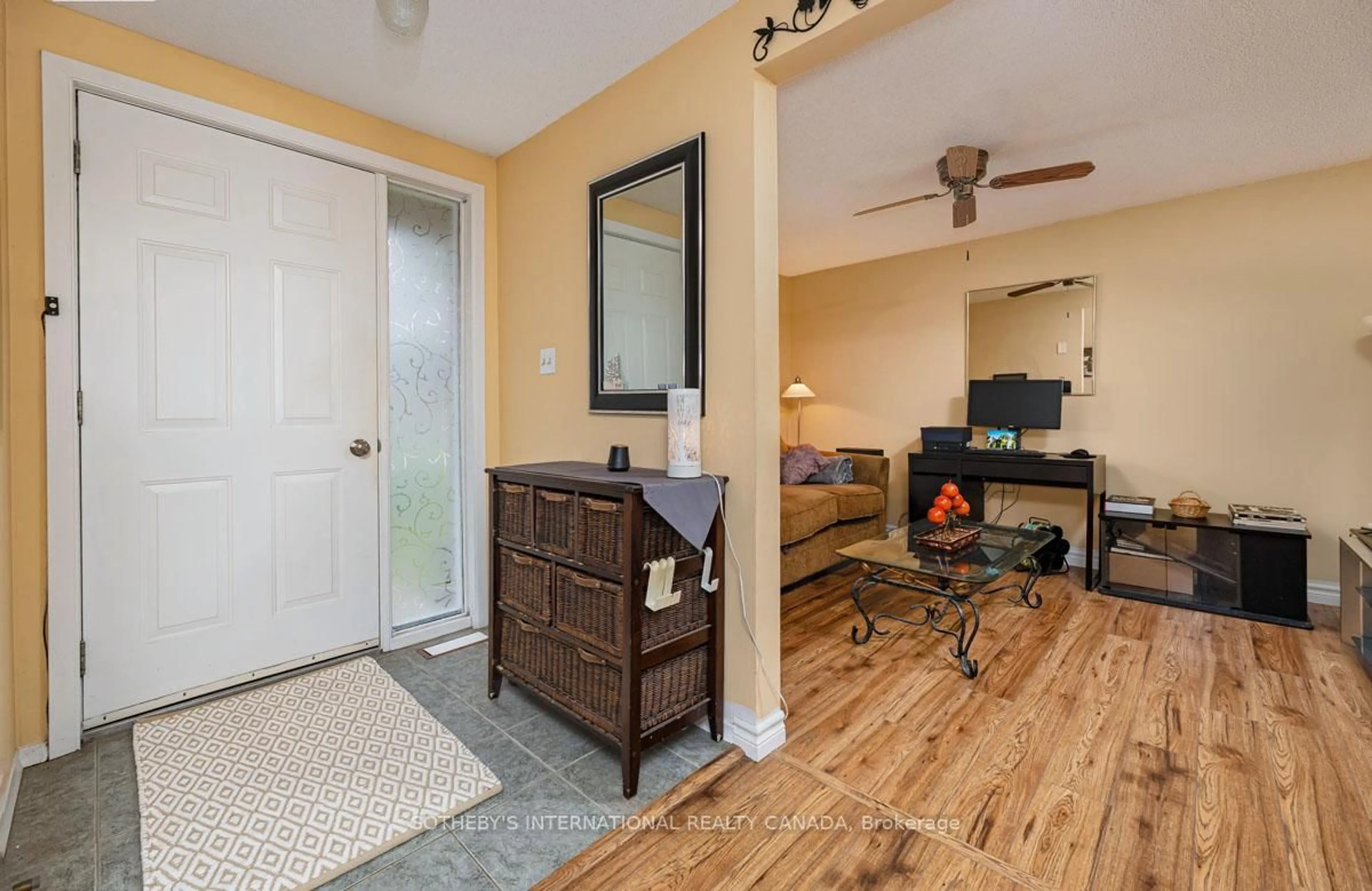 Indoor entryway for 101 Tecumseth Pines Dr, New Tecumseth Ontario L0G 1W0