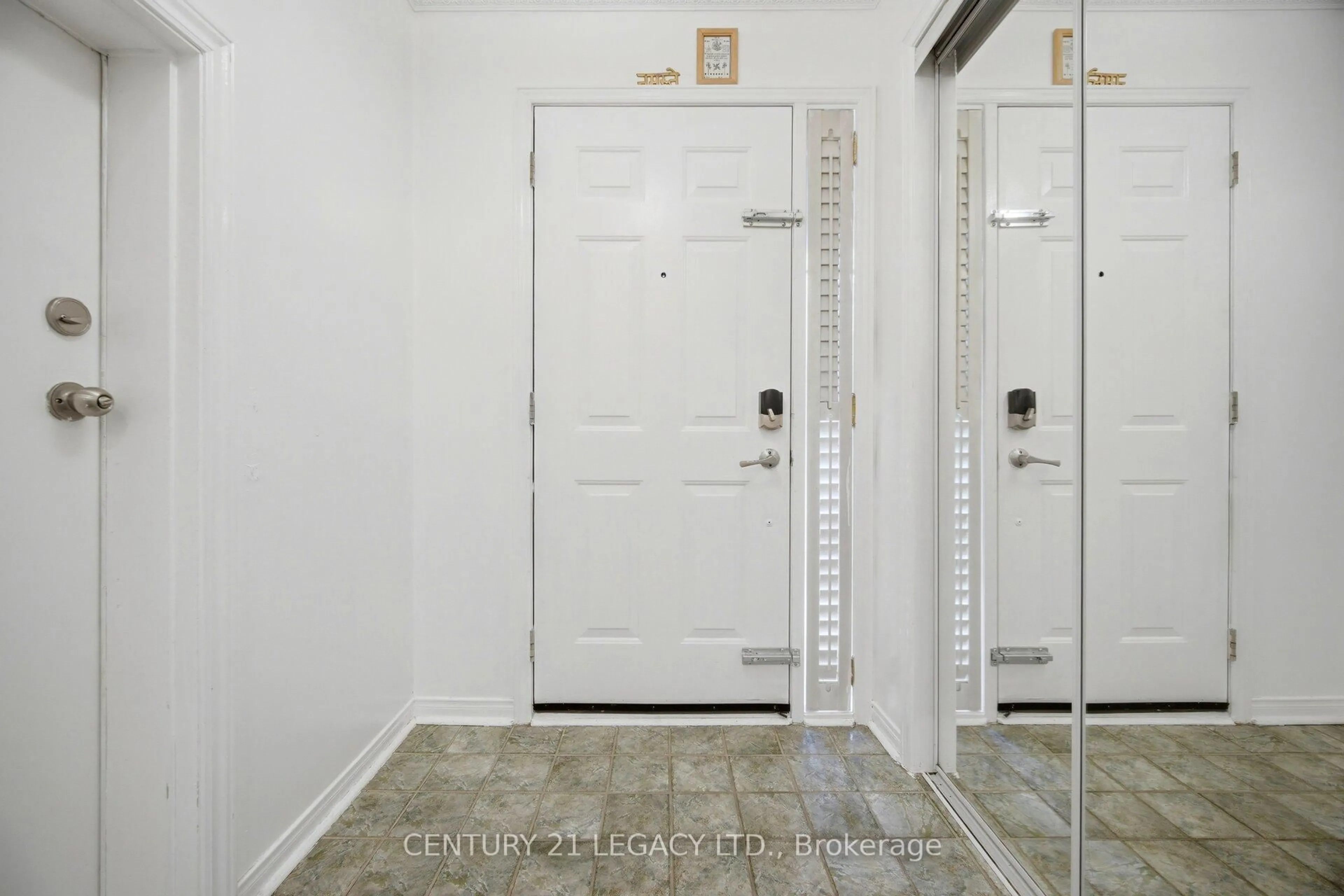 Indoor entryway for 28 Wildfire Rd, Vaughan Ontario L4L 8Y9