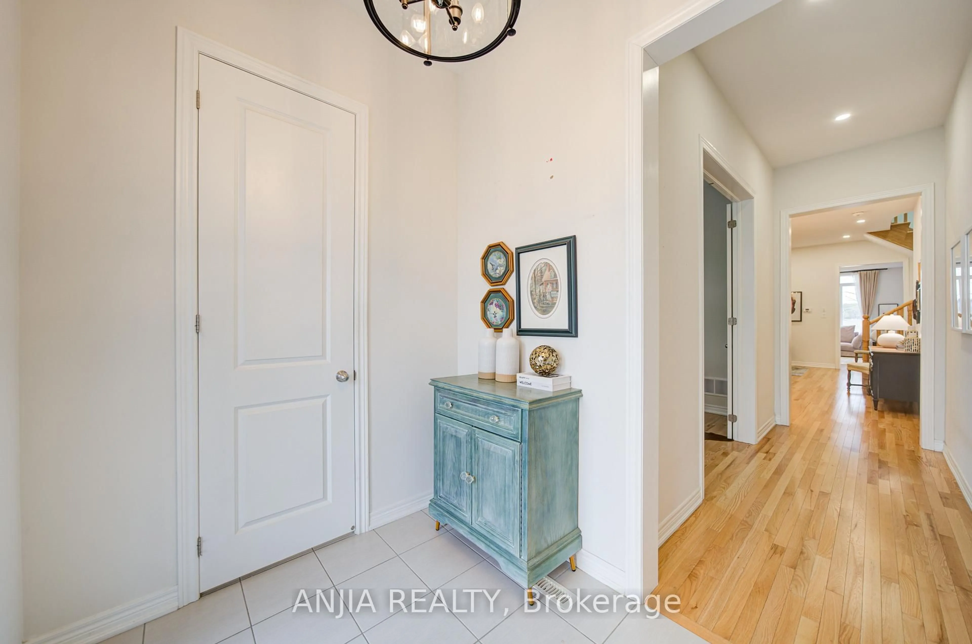 Indoor entryway for 50 CONDUCTOR Ave, Whitchurch-Stouffville Ontario L4A 4X5