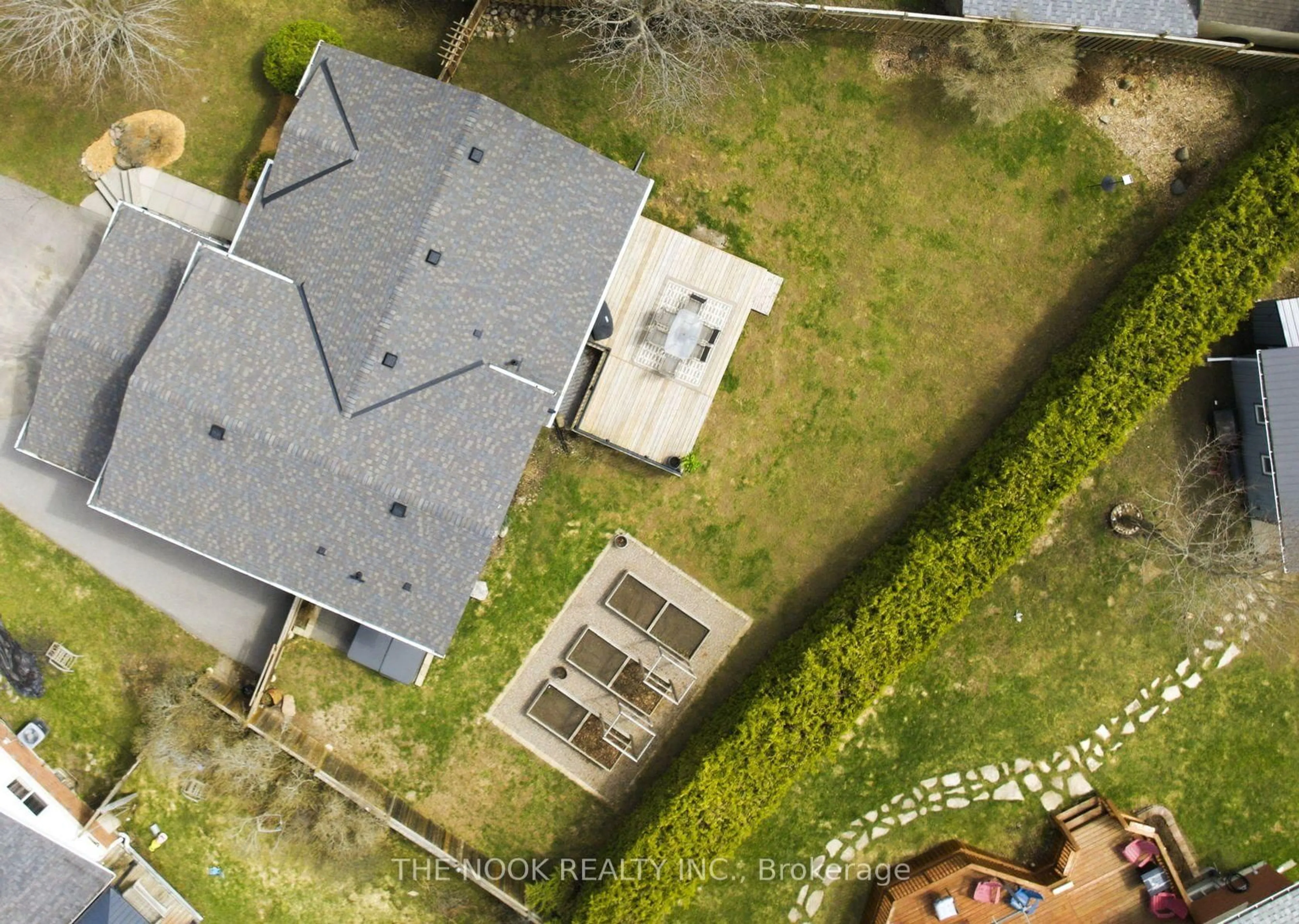 A pic from outside/outdoor area/front of a property/back of a property/a pic from drone, unknown for 11 Lynn Cres, Brock Ontario L0E 1E0