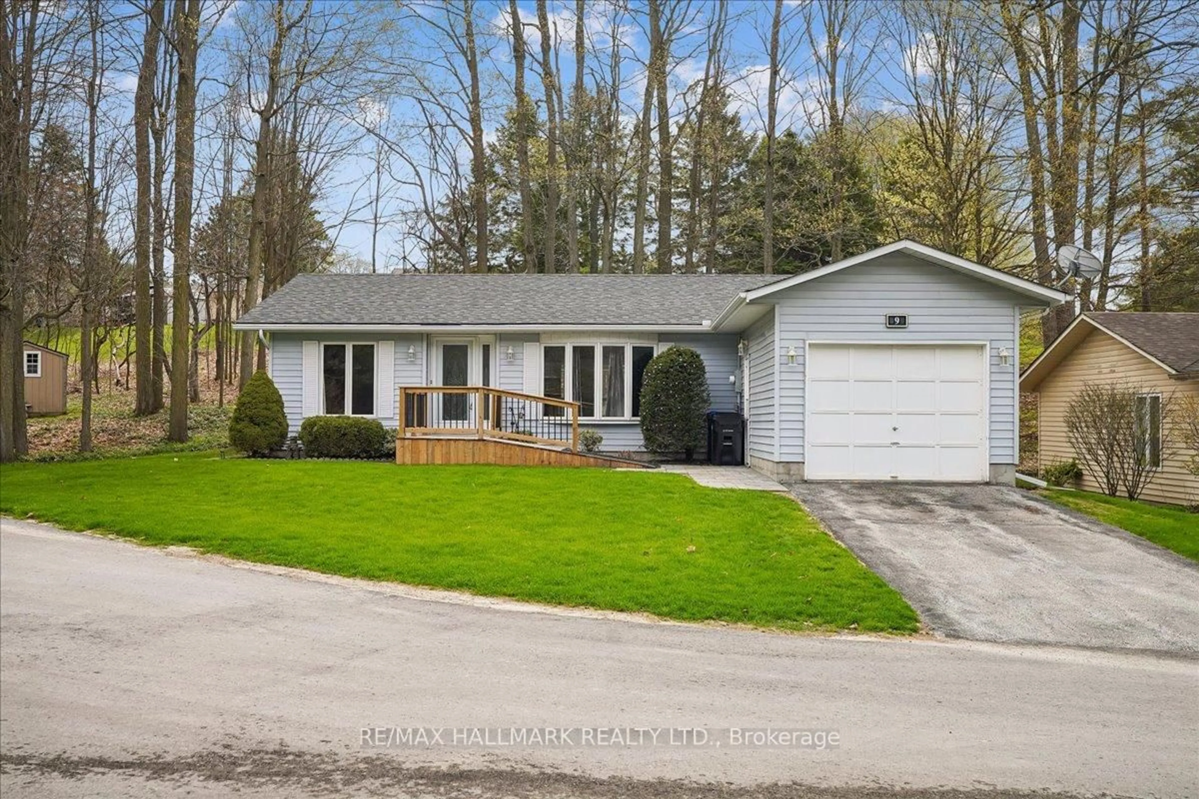 Home with vinyl exterior material, street for 9 Pinetree Crt, New Tecumseth Ontario L0G 1W0
