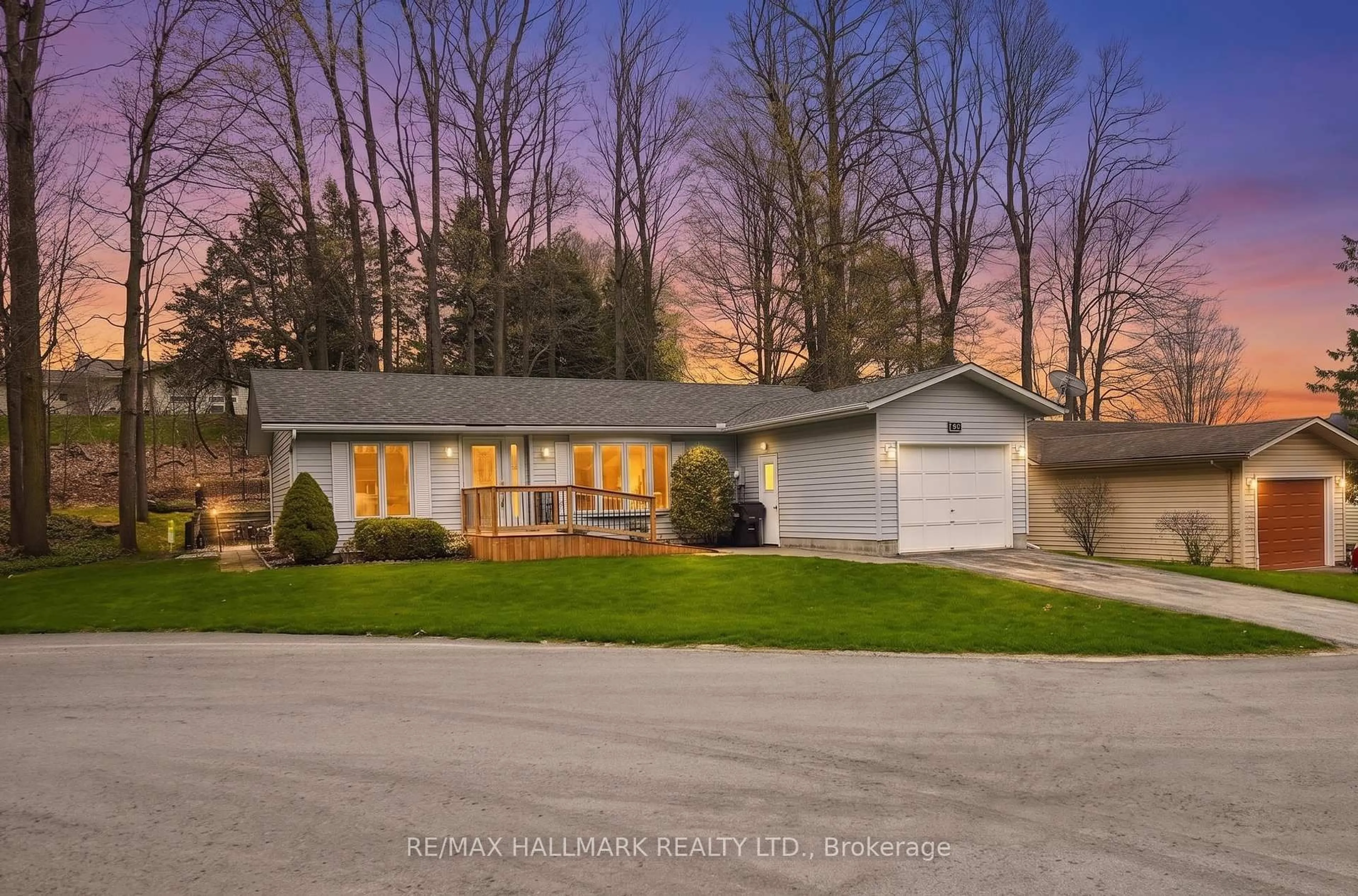 A pic from outside/outdoor area/front of a property/back of a property/a pic from drone, street for 9 Pinetree Crt, New Tecumseth Ontario L0G 1W0