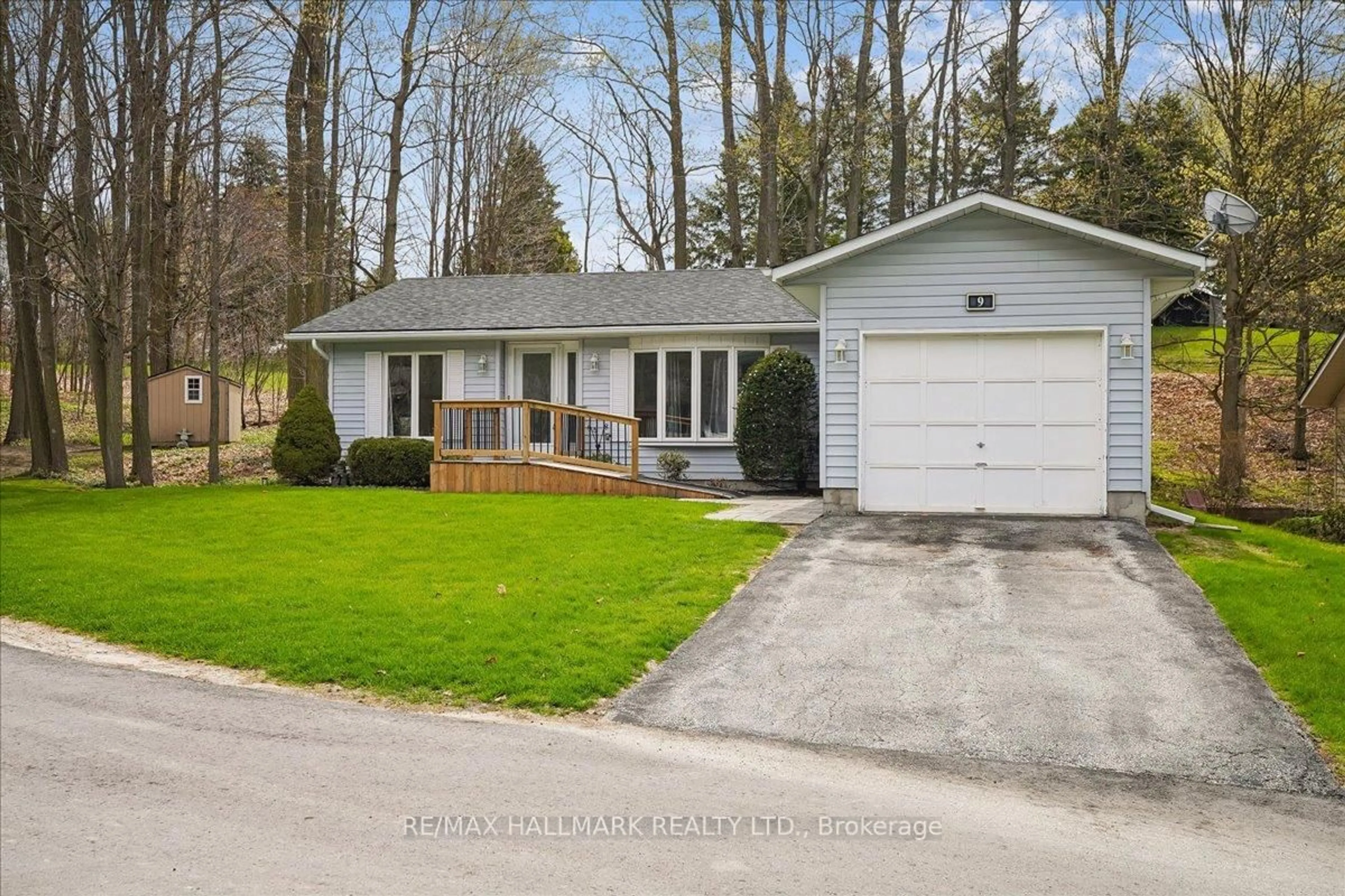 Home with vinyl exterior material, street for 9 Pinetree Crt, New Tecumseth Ontario L0G 1W0