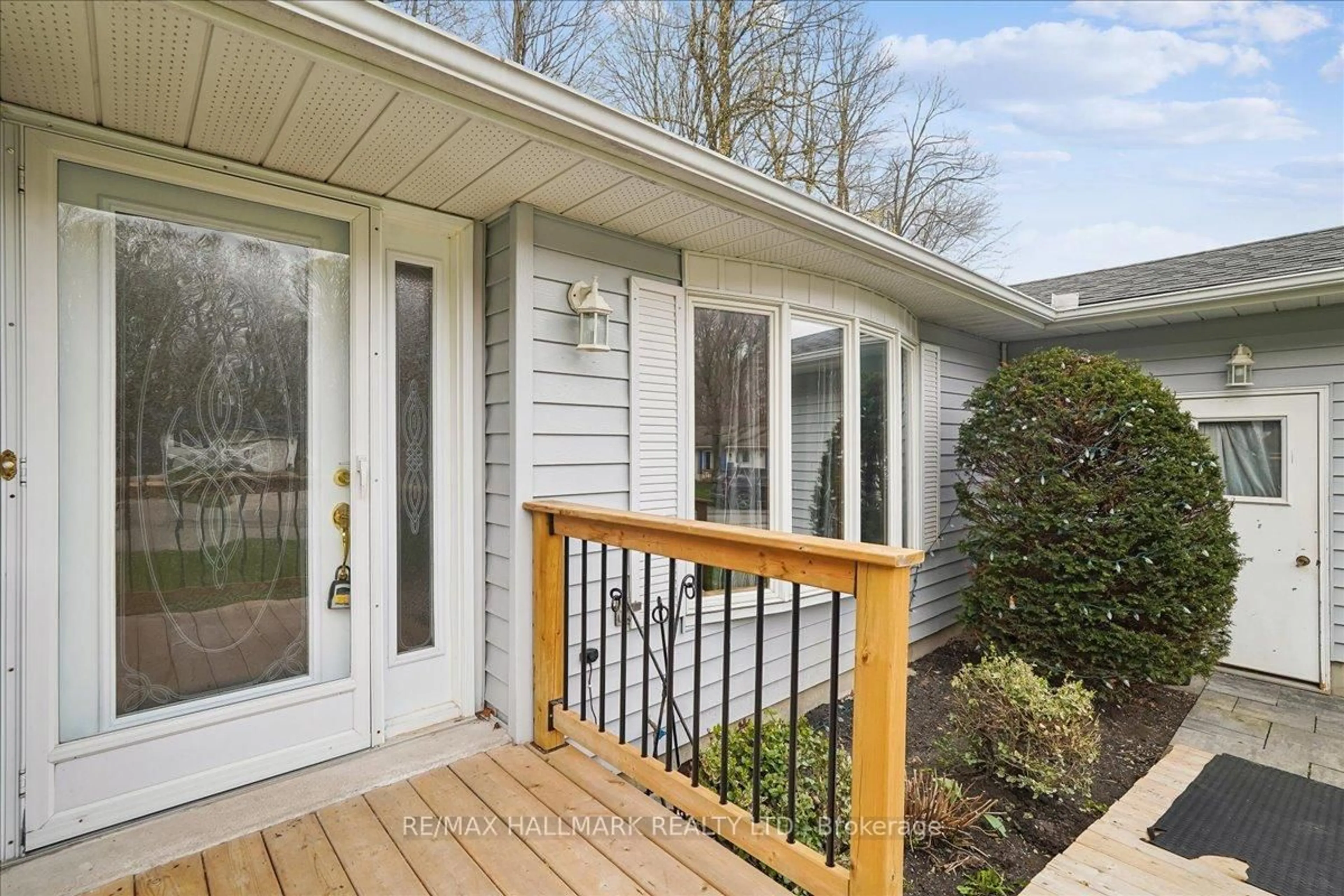 Home with vinyl exterior material, unknown for 9 Pinetree Crt, New Tecumseth Ontario L0G 1W0