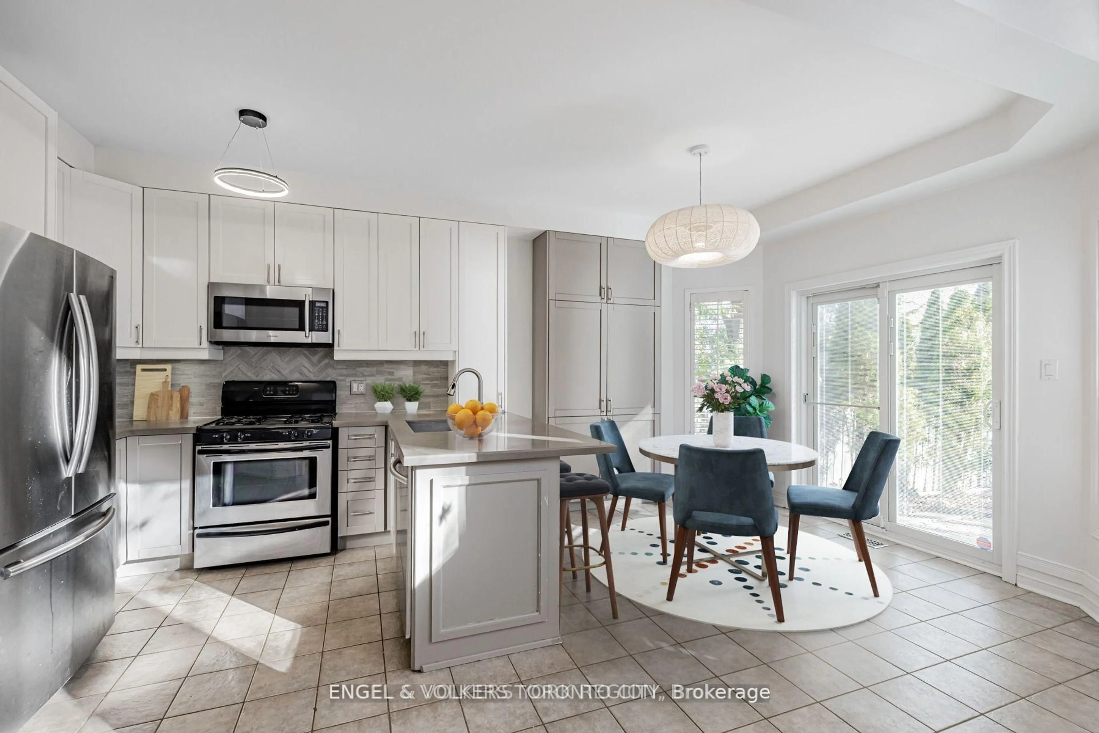 Open concept kitchen, ceramic/tile floor for 130 Old Colony Rd, Richmond Hill Ontario L4E 3V1
