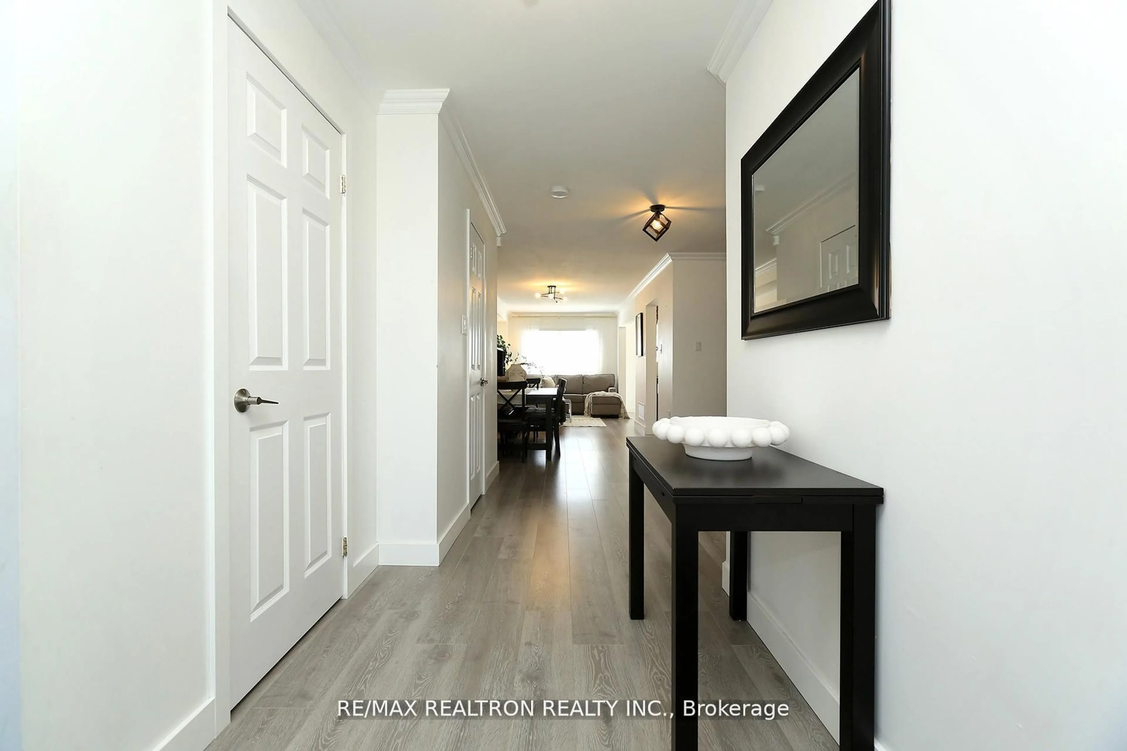 Indoor entryway for 376 Rannie Rd, Newmarket Ontario L3X 2N3