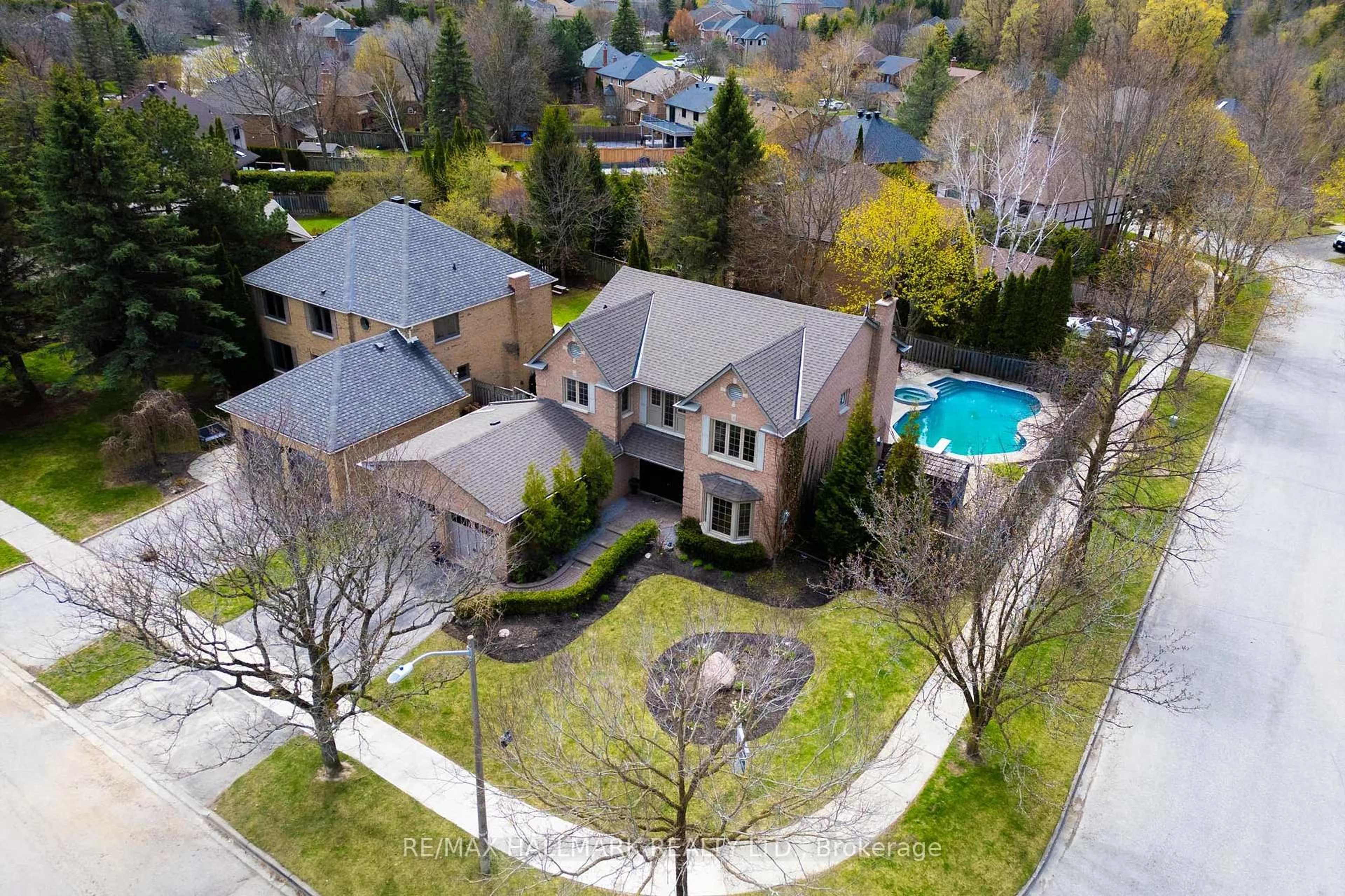 A pic from outside/outdoor area/front of a property/back of a property/a pic from drone, street for 29 Petch Cres, Aurora Ontario L4G 5P4