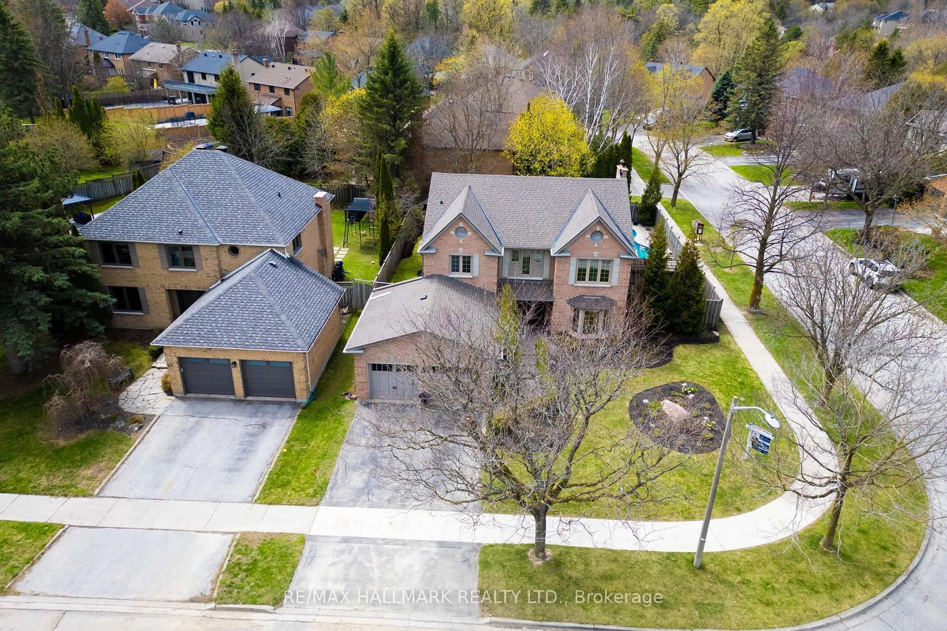 A pic from outside/outdoor area/front of a property/back of a property/a pic from drone, street for 29 Petch Cres, Aurora Ontario L4G 5P4