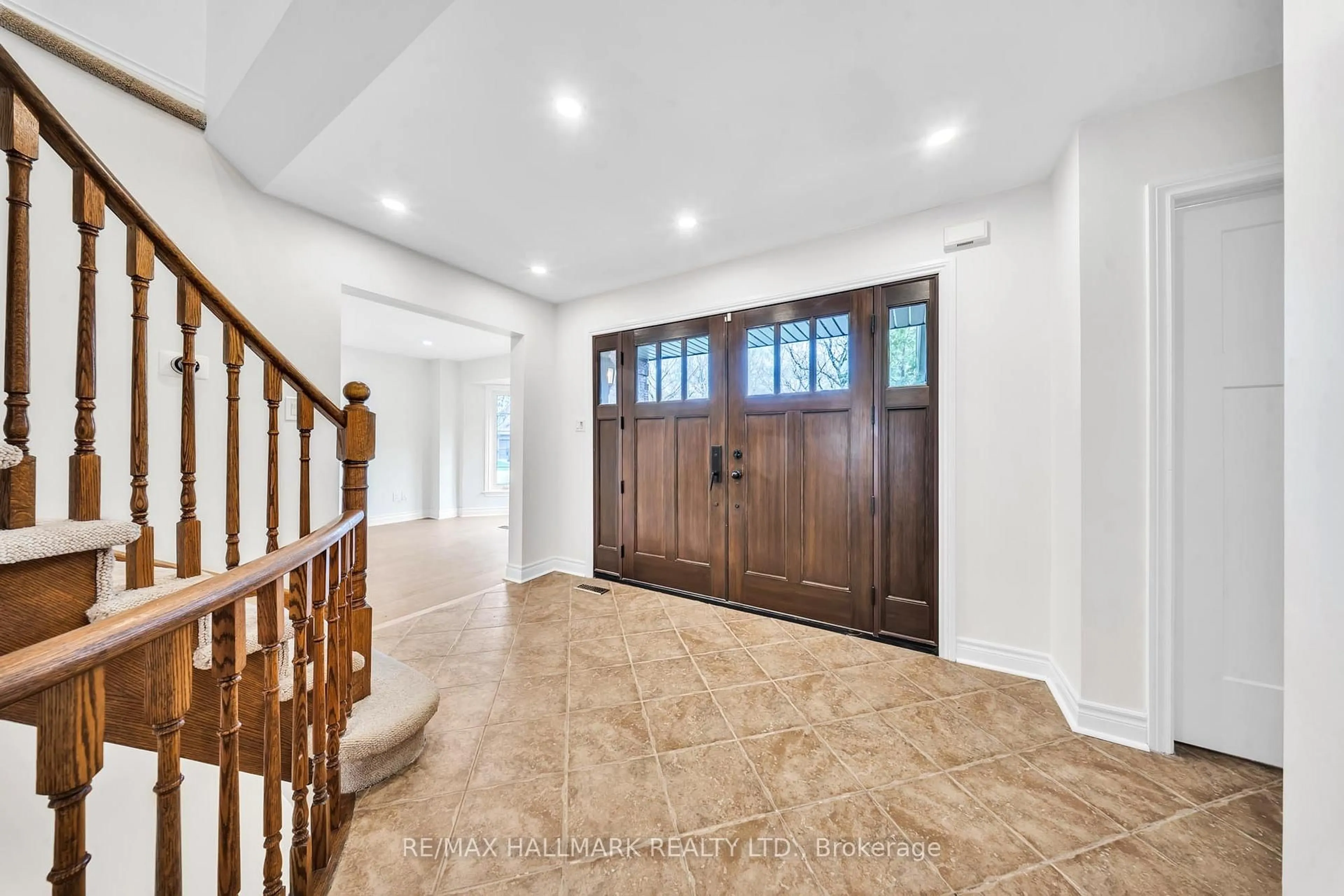 Indoor entryway for 29 Petch Cres, Aurora Ontario L4G 5P4