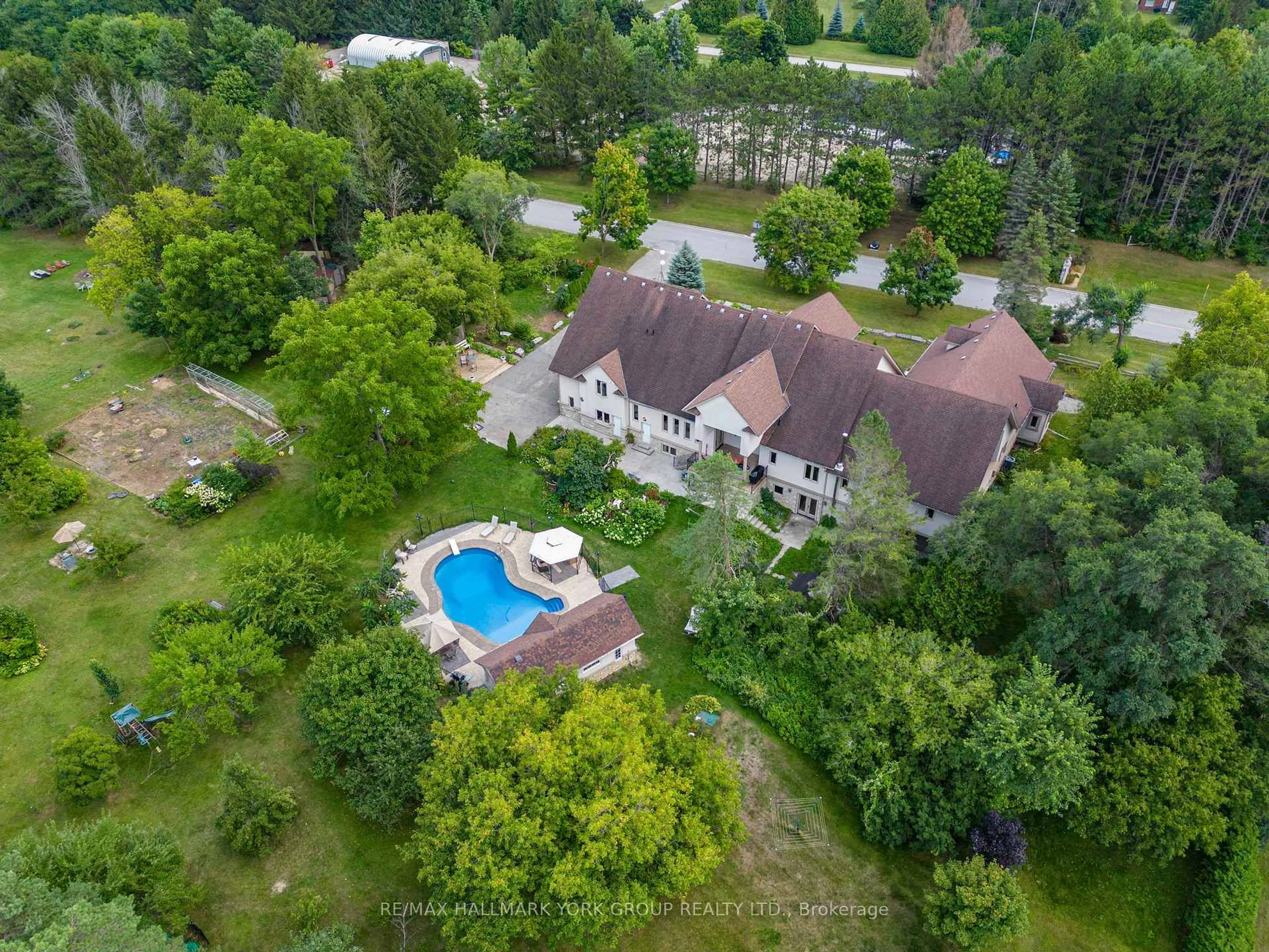 A pic from outside/outdoor area/front of a property/back of a property/a pic from drone, unknown for 2 Kingswood Dr, King Ontario L7B 1K8