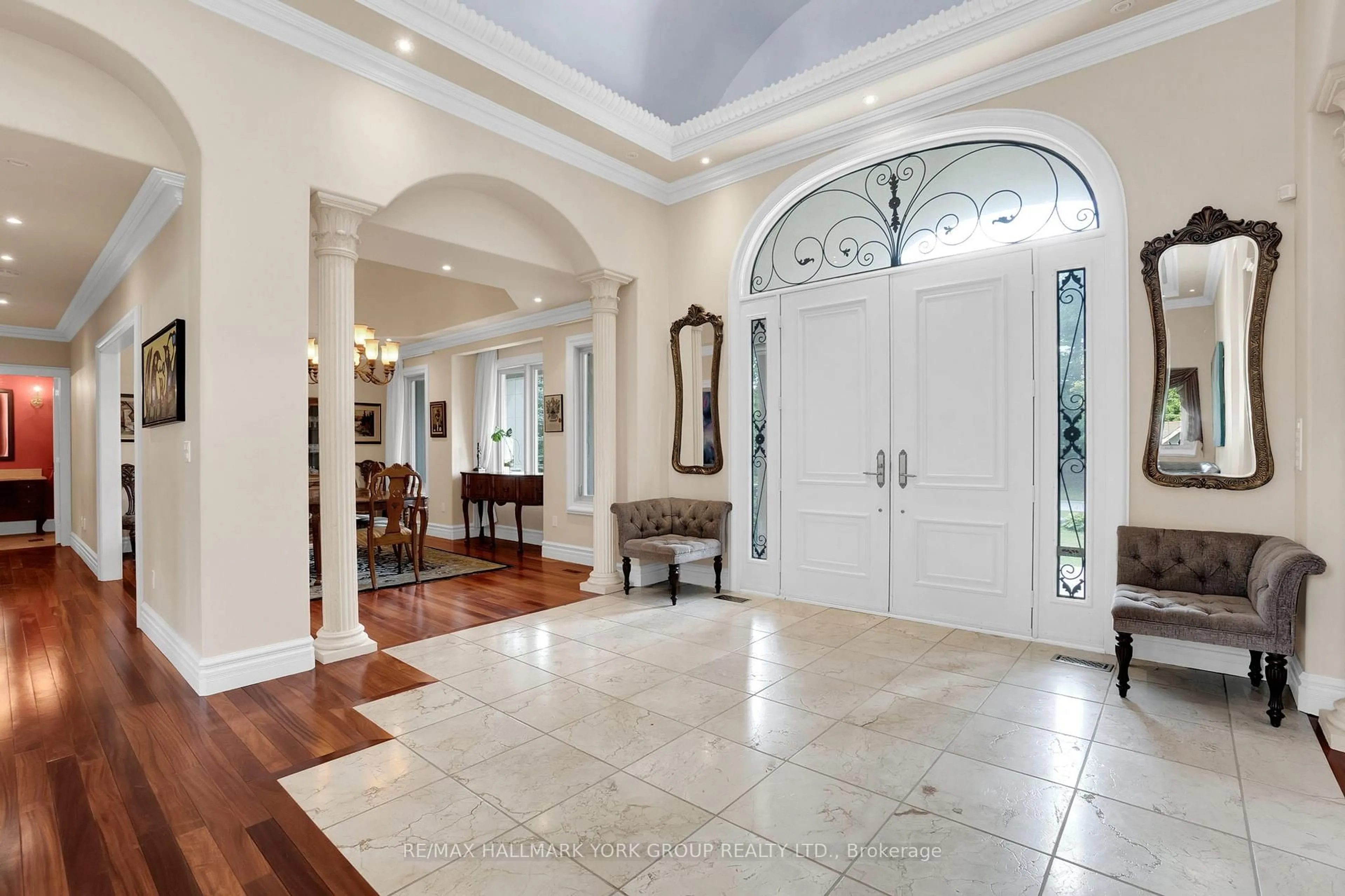 Indoor foyer for 2 Kingswood Dr, King Ontario L7B 1K8