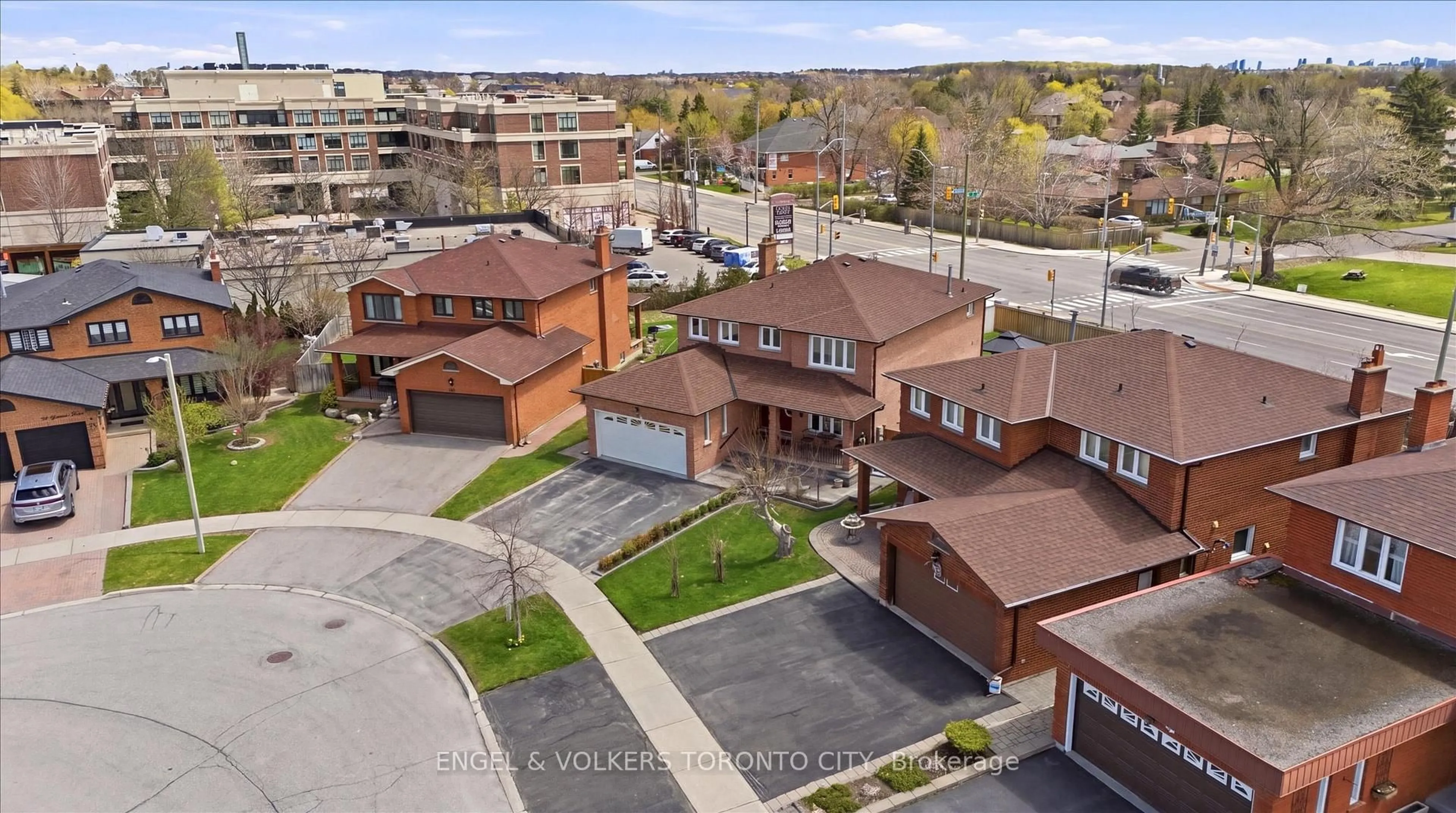 A pic from outside/outdoor area/front of a property/back of a property/a pic from drone, street for 90 Gardner Pl, Vaughan Ontario L6A 1C3
