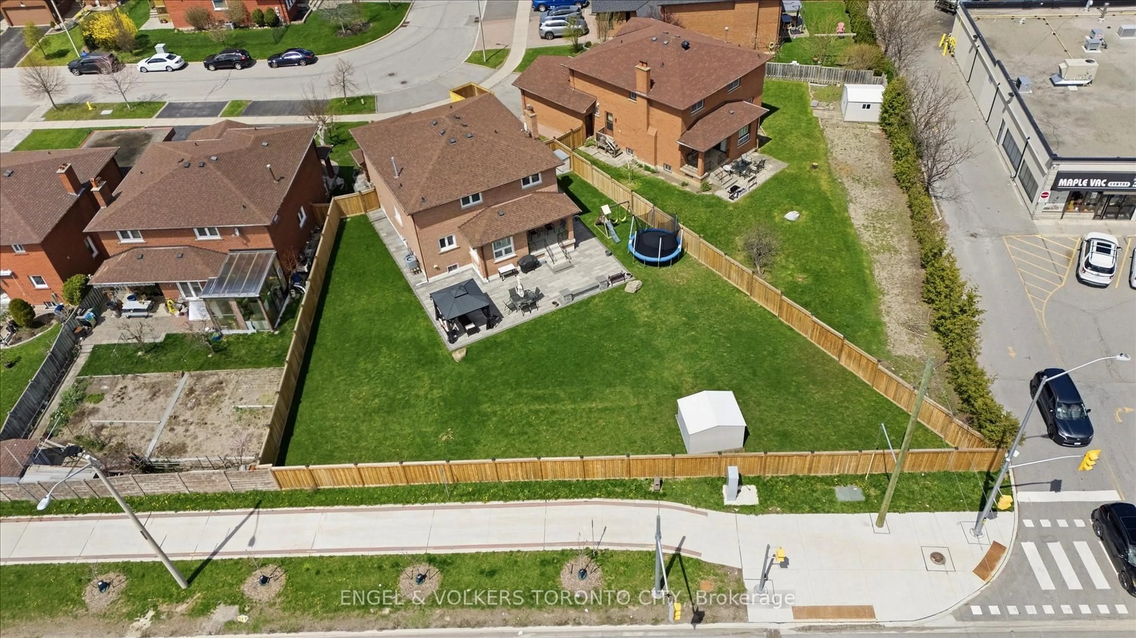 A pic from outside/outdoor area/front of a property/back of a property/a pic from drone, street for 90 Gardner Pl, Vaughan Ontario L6A 1C3