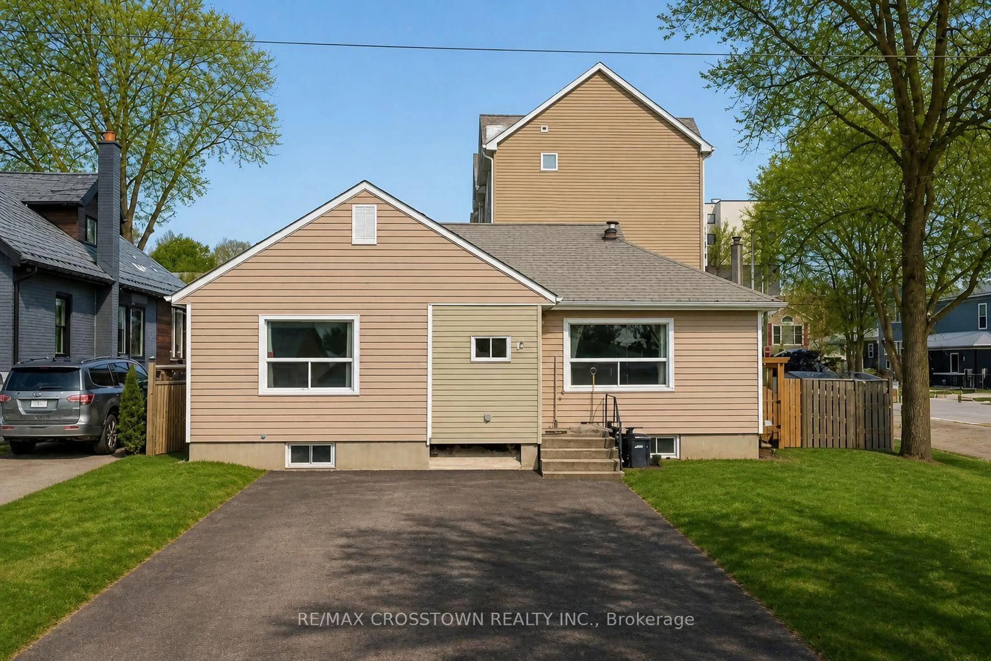 Home with vinyl exterior material, street for 41 James St, Bradford West Gwillimbury Ontario L3Z 2B2