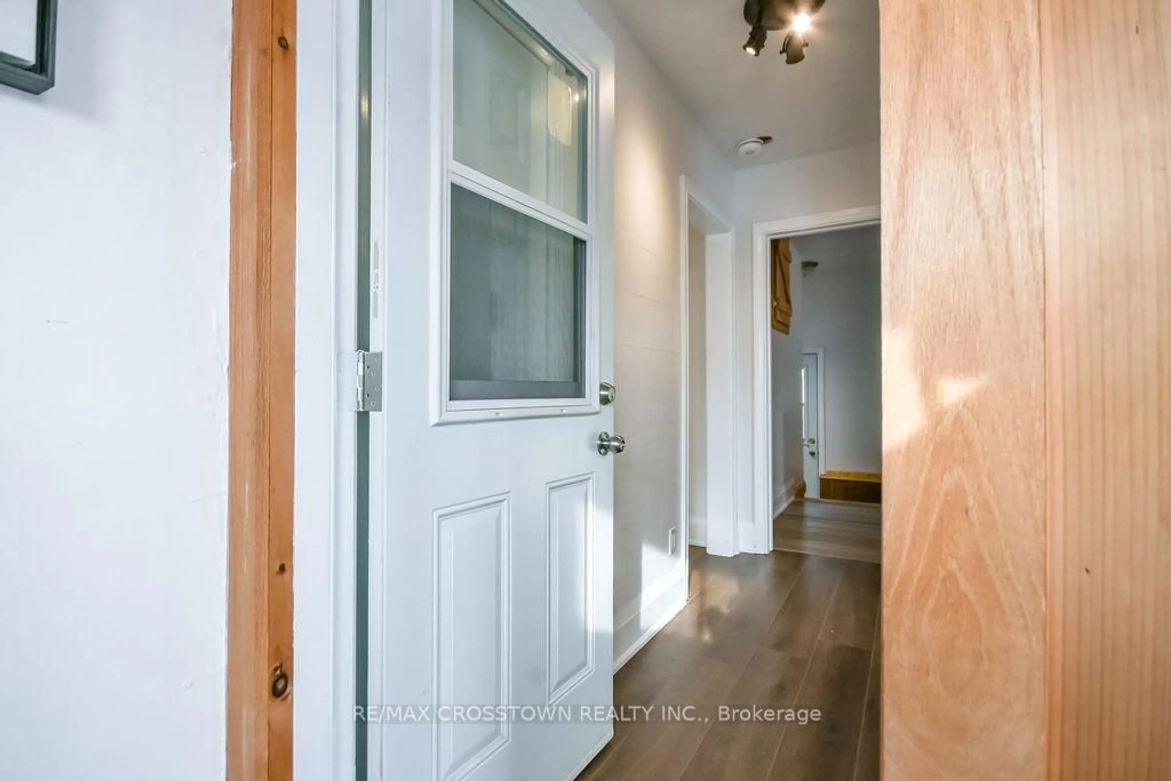 Indoor entryway for 41 James St, Bradford West Gwillimbury Ontario L3Z 2B2