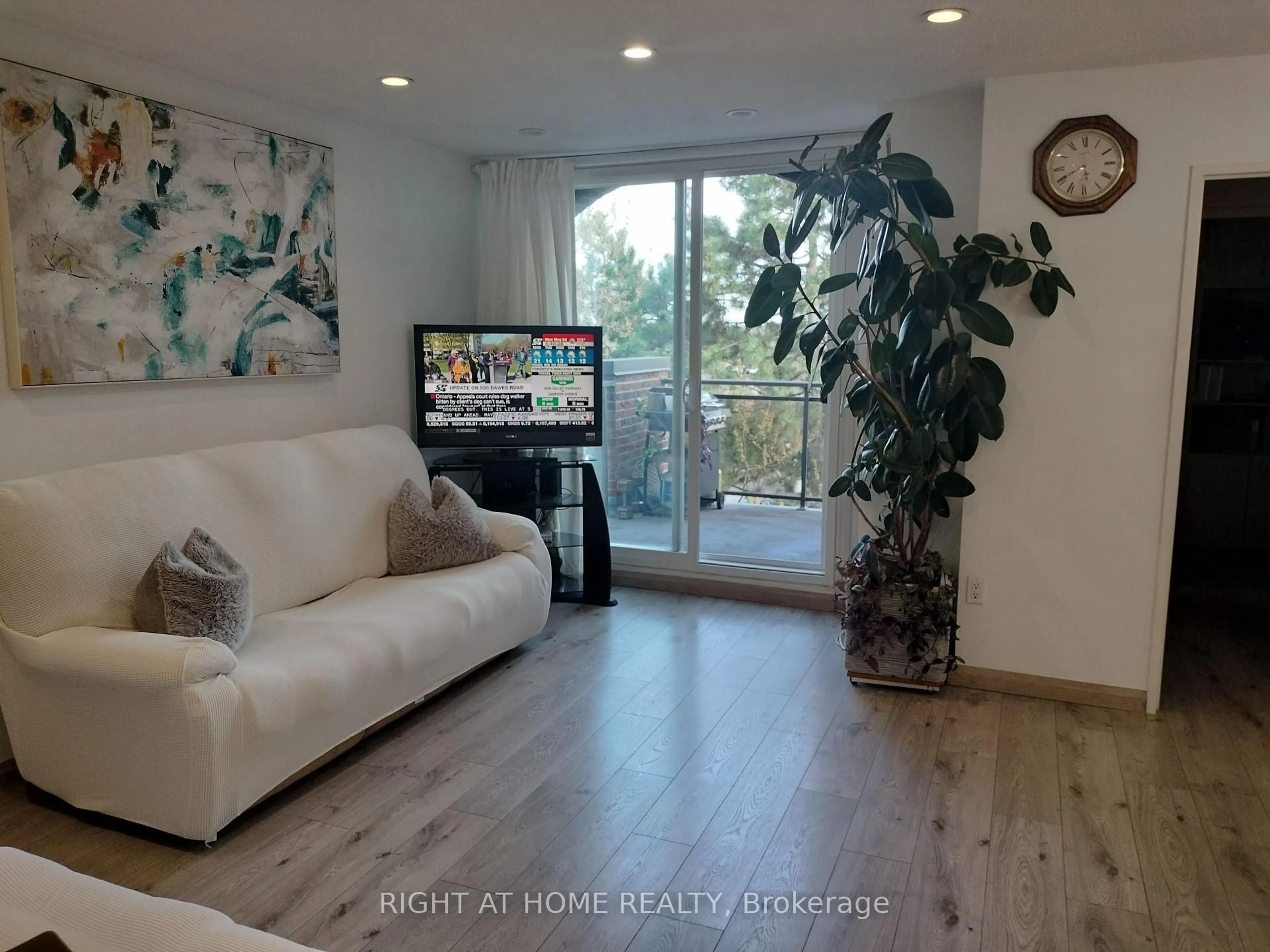 Living room with furniture, wood/laminate floor for 16B Elgin St #357, Markham Ontario L3T 4T4