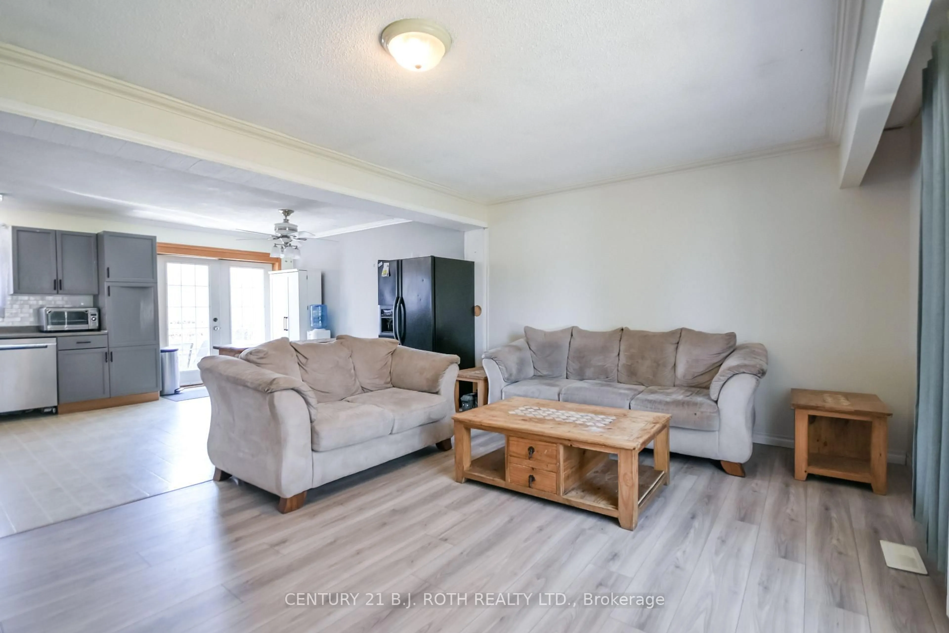 Living room with furniture, unknown for 3039 Poplar Rd, Innisfil Ontario L9S 2J9