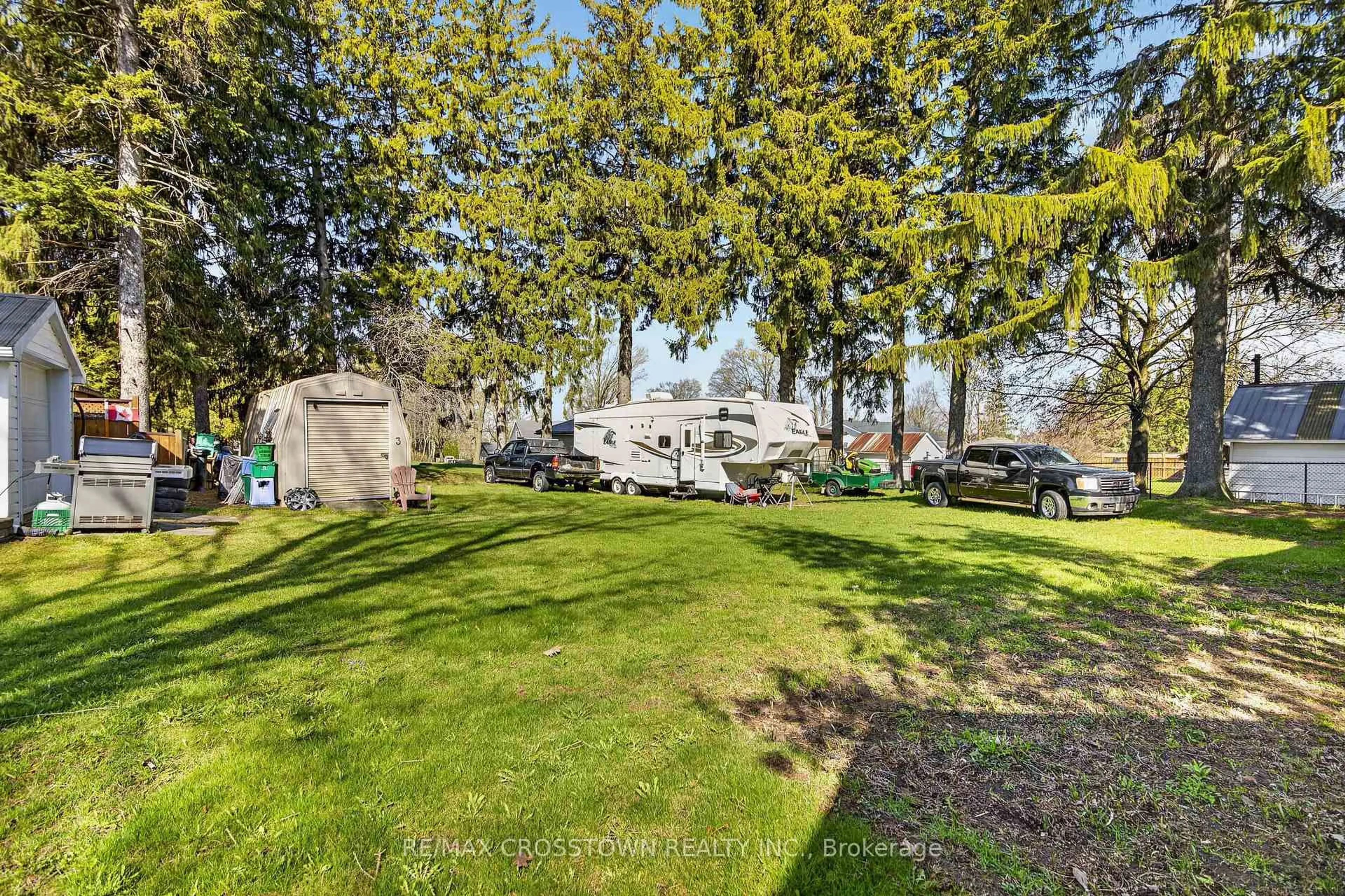 A pic from outside/outdoor area/front of a property/back of a property/a pic from drone, unknown for 3 Robert St, Essa Ontario L0L 2N0