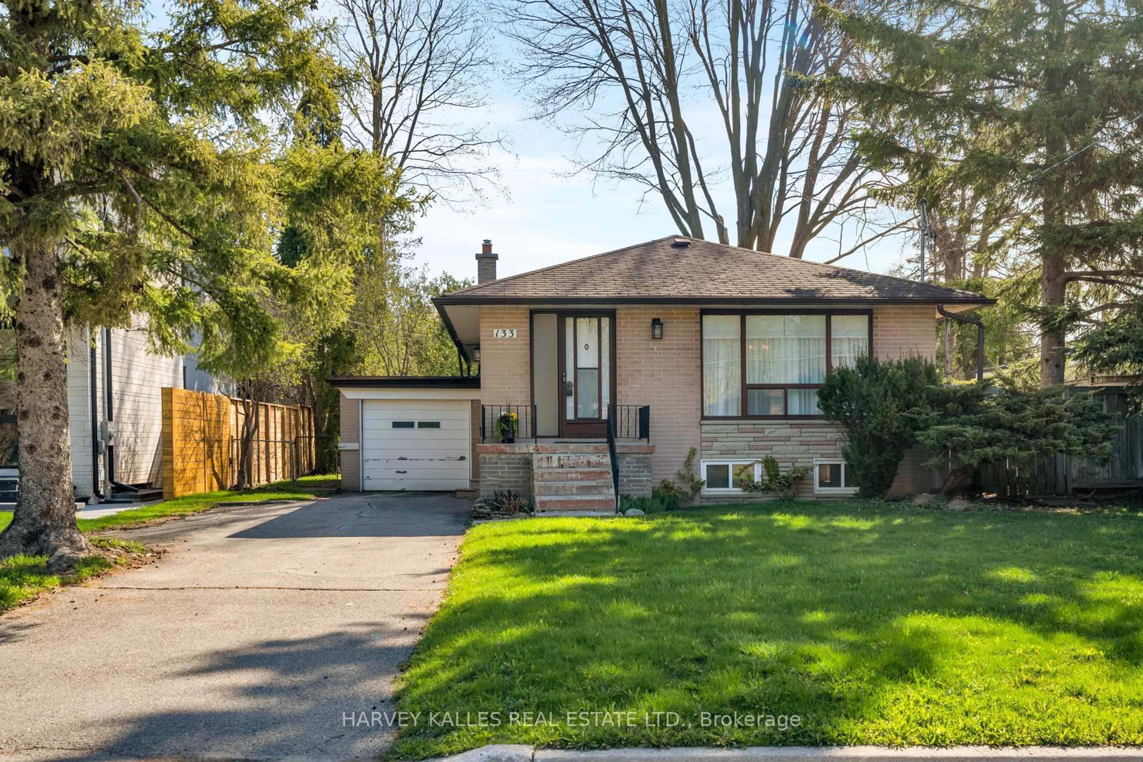 Home with brick exterior material, street for 133 Wood Lane, Richmond Hill Ontario L4C 4W2