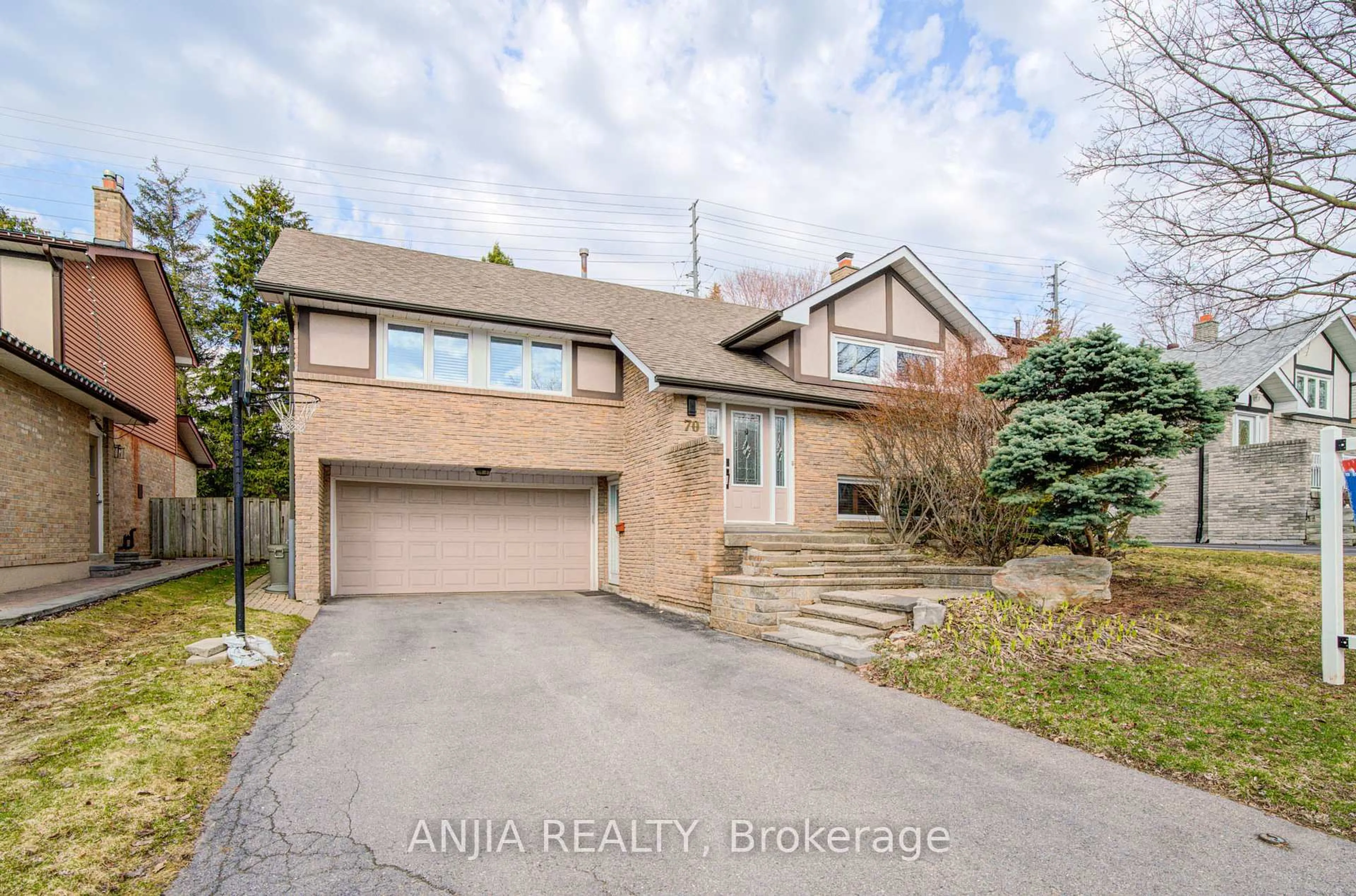 A pic from outside/outdoor area/front of a property/back of a property/a pic from drone, street for 70 Briarwood Rd, Markham Ontario L3R 2X3