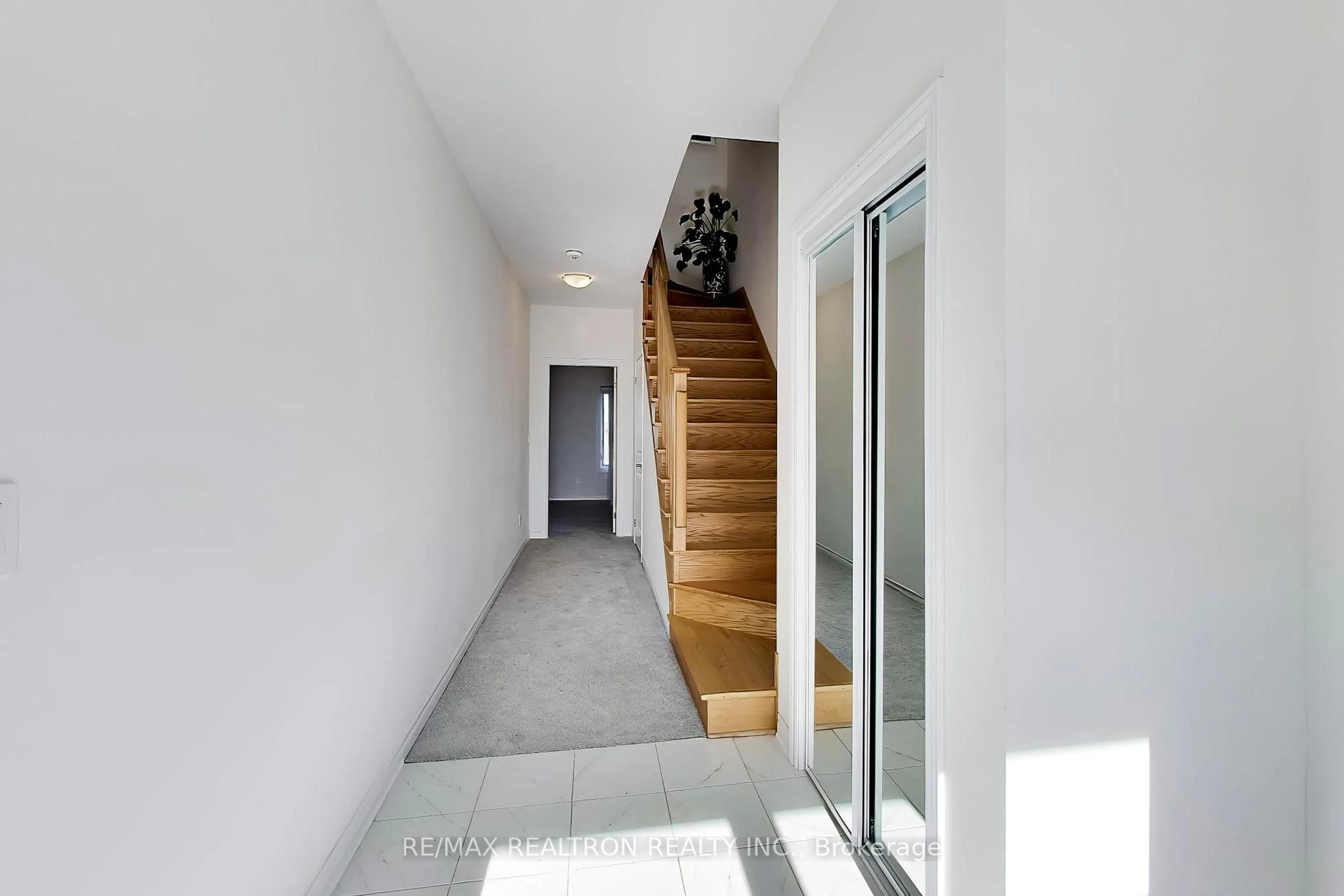 Indoor foyer for 11 Inverary Cres, Vaughan Ontario L4H 5G8