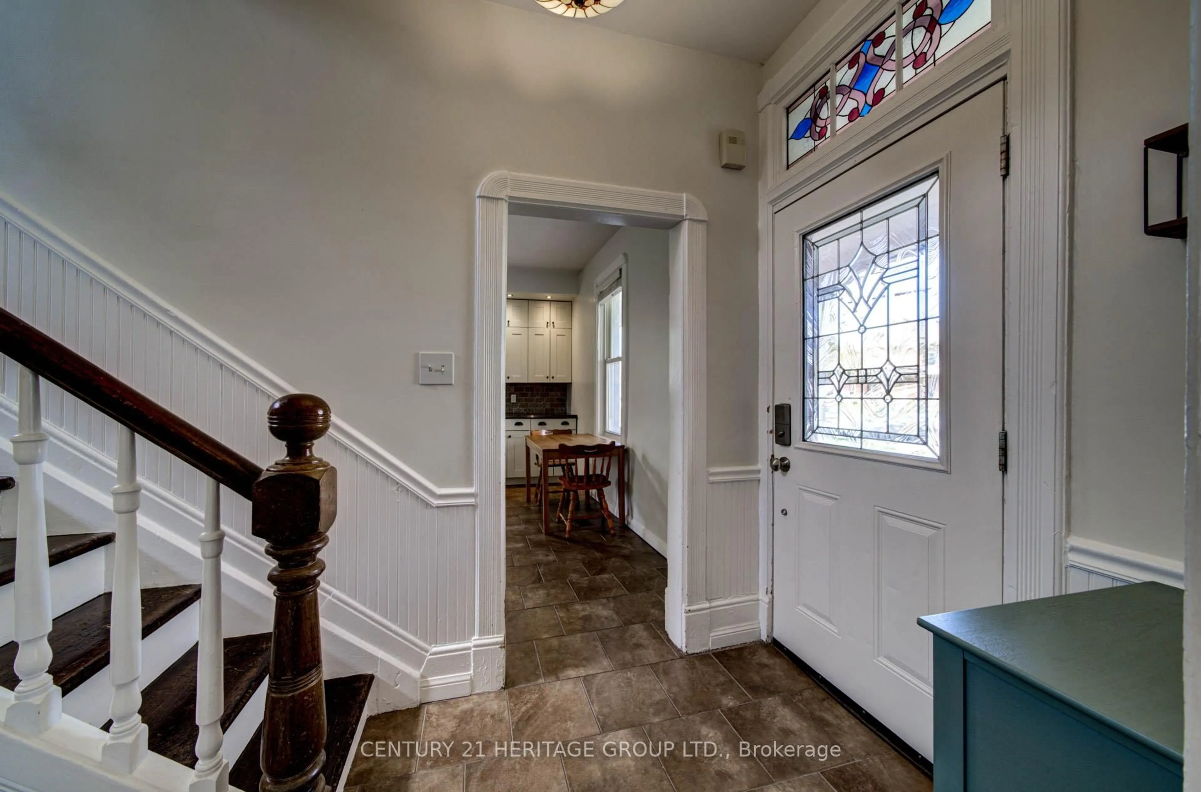Indoor entryway for 2107 Victoria St, Innisfil Ontario L9S 1J7