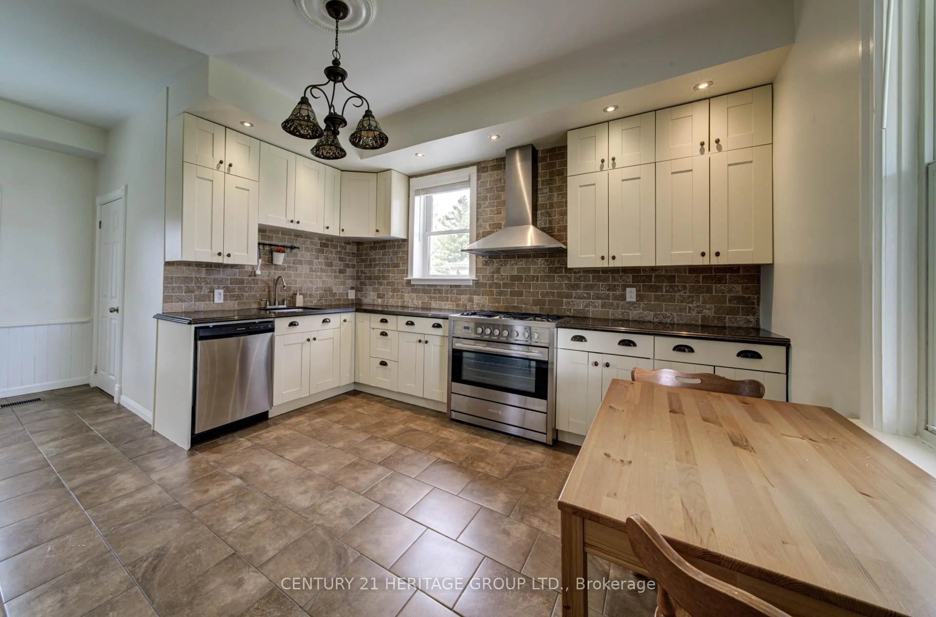 Open concept kitchen, ceramic/tile floor for 2107 Victoria St, Innisfil Ontario L9S 1J7