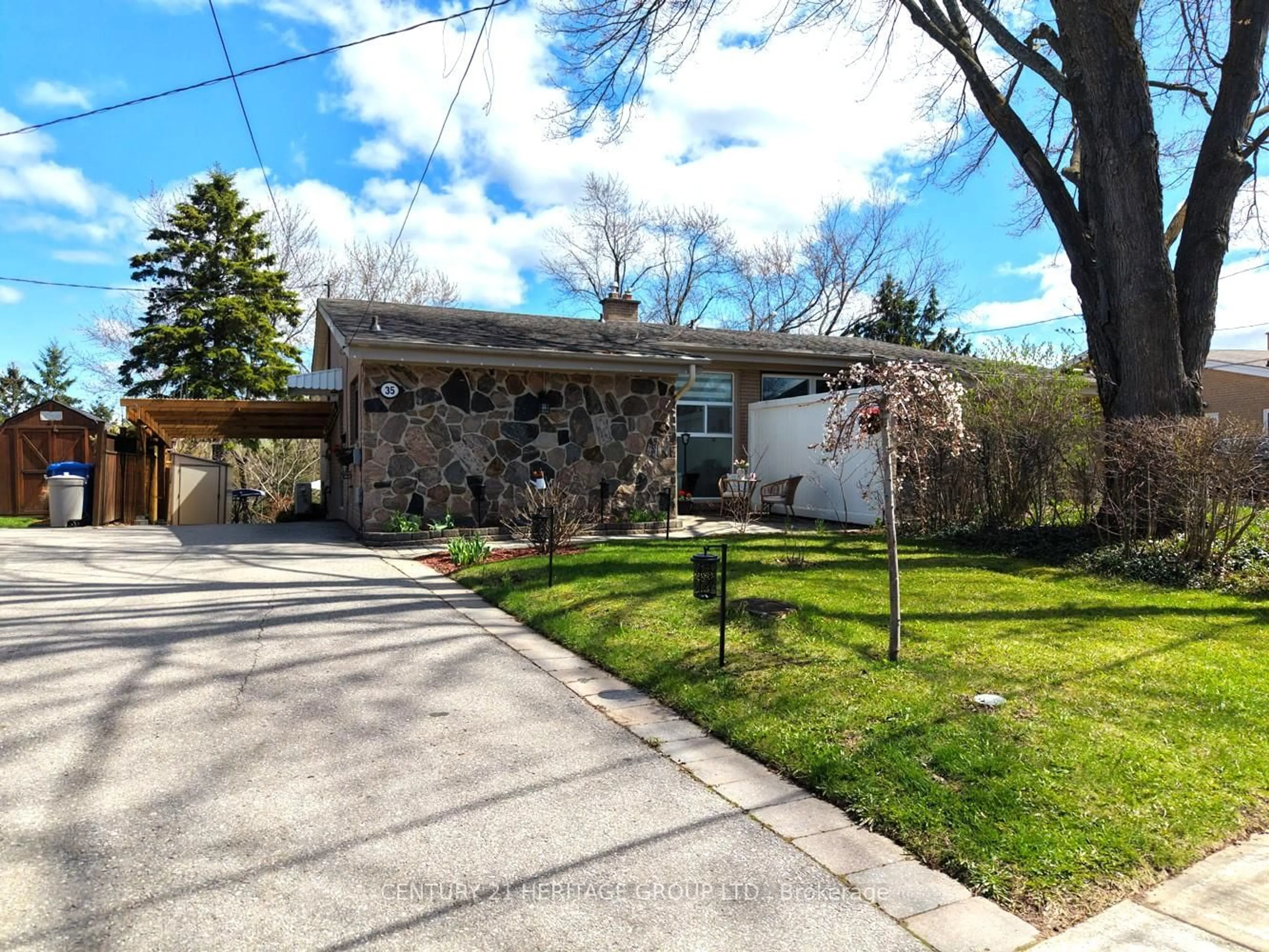 A pic from outside/outdoor area/front of a property/back of a property/a pic from drone, street for 35 Jasper Dr, Aurora Ontario L4G 3B6
