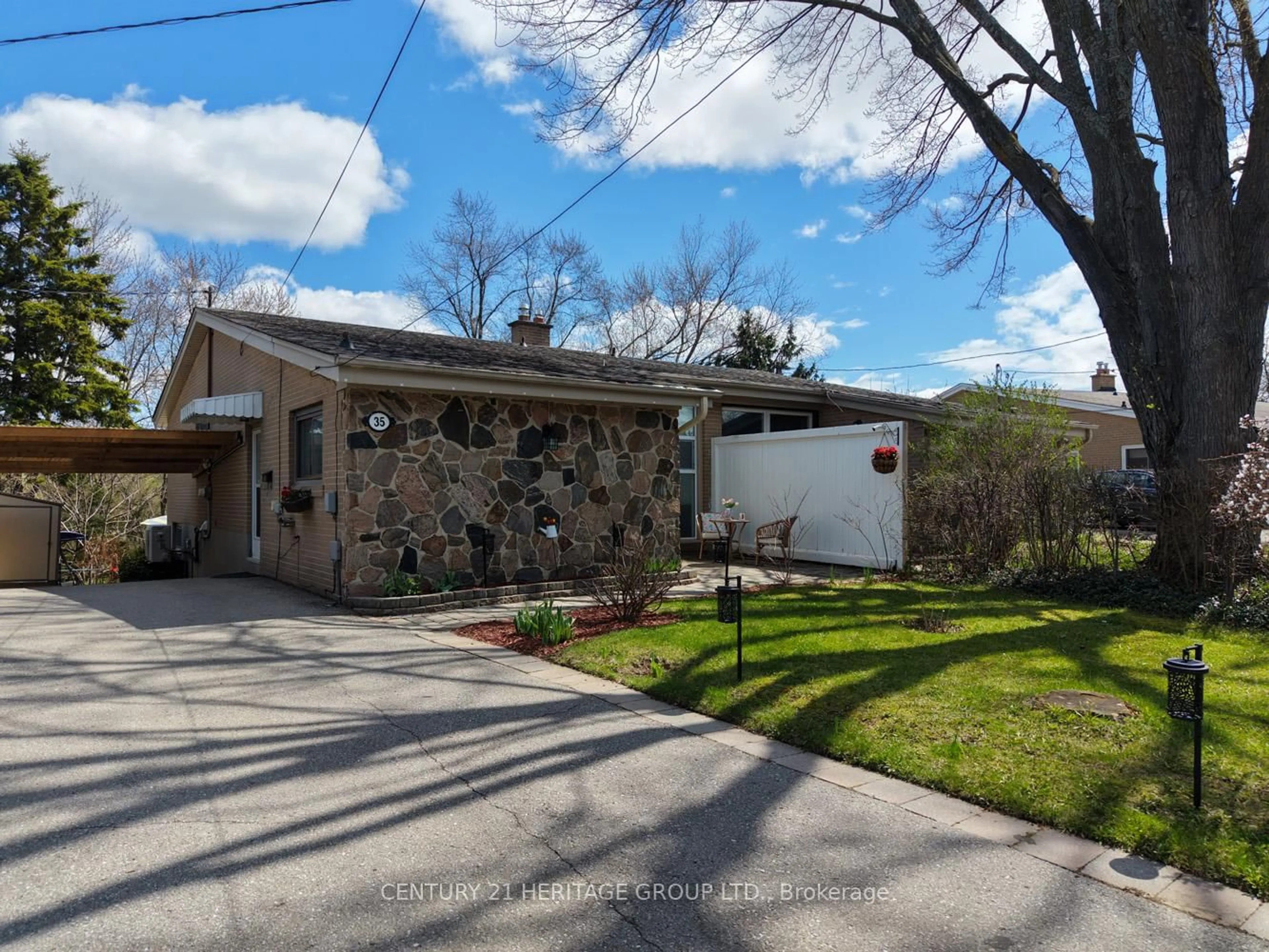 A pic from outside/outdoor area/front of a property/back of a property/a pic from drone, street for 35 Jasper Dr, Aurora Ontario L4G 3B6