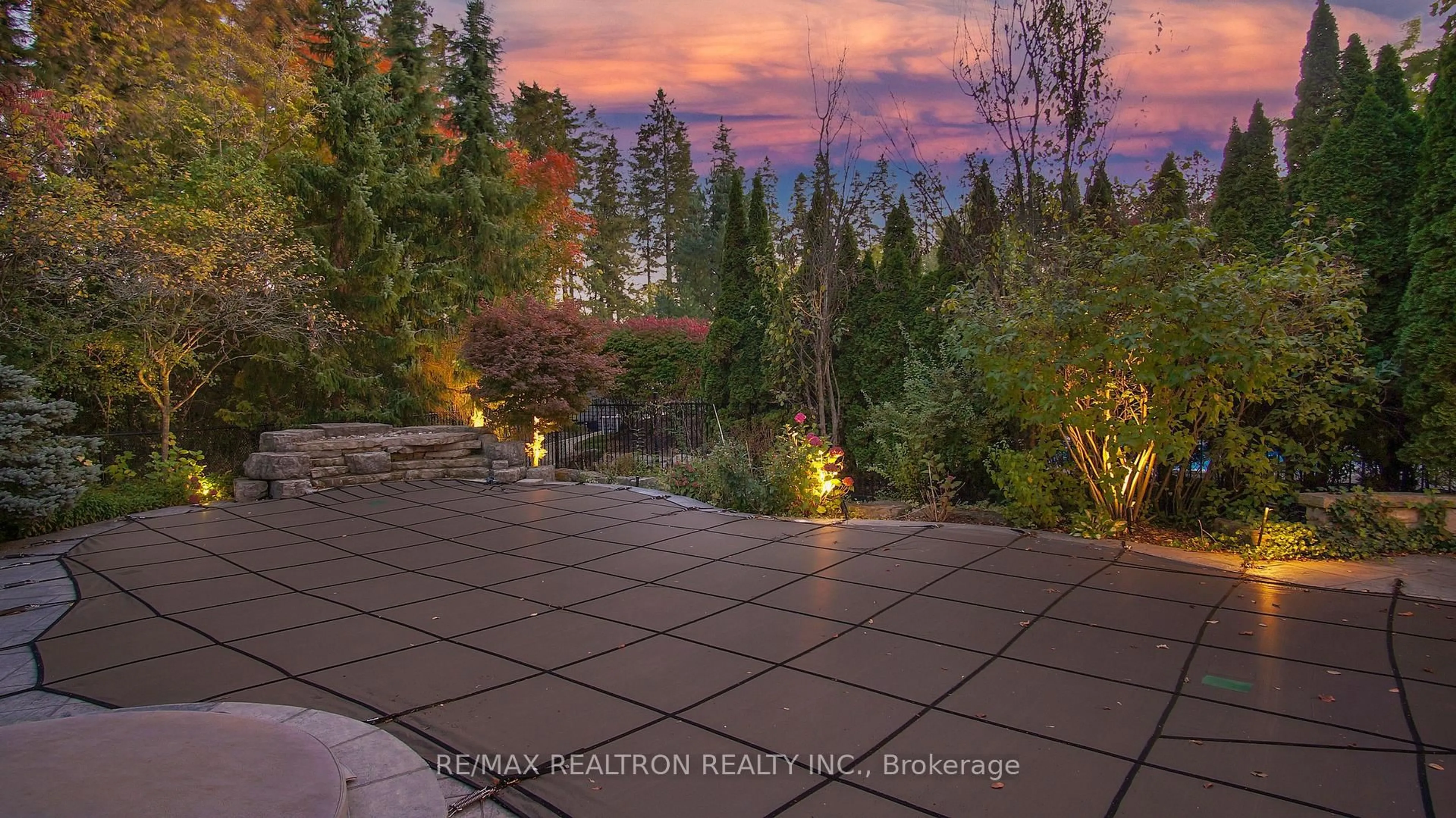 Patio, mountain view for 423 Paradelle Dr, Richmond Hill Ontario L4E 4R9