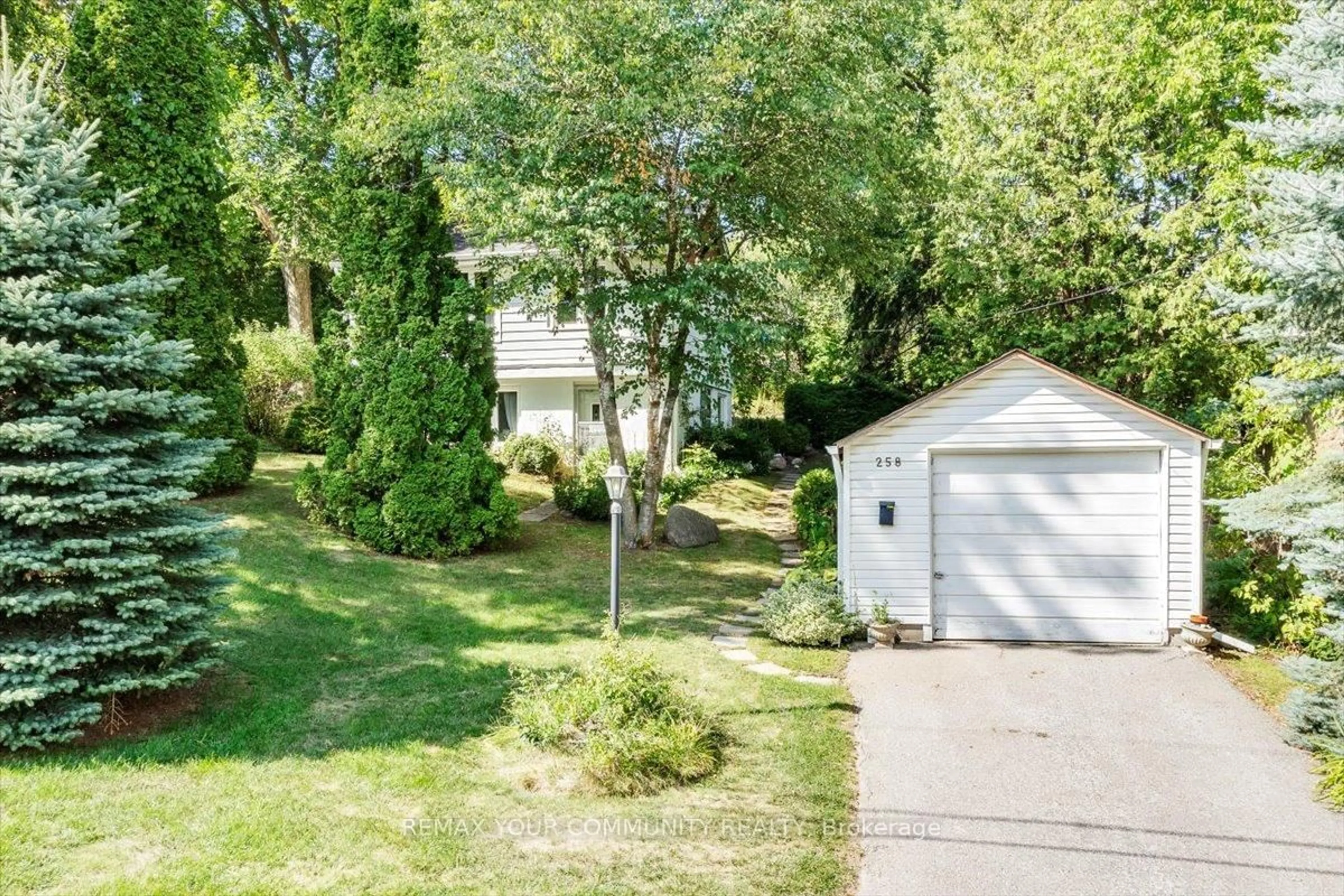 A pic from outside/outdoor area/front of a property/back of a property/a pic from drone, street for 258 Lakeview Blvd, Georgina Ontario L4P 2Y3