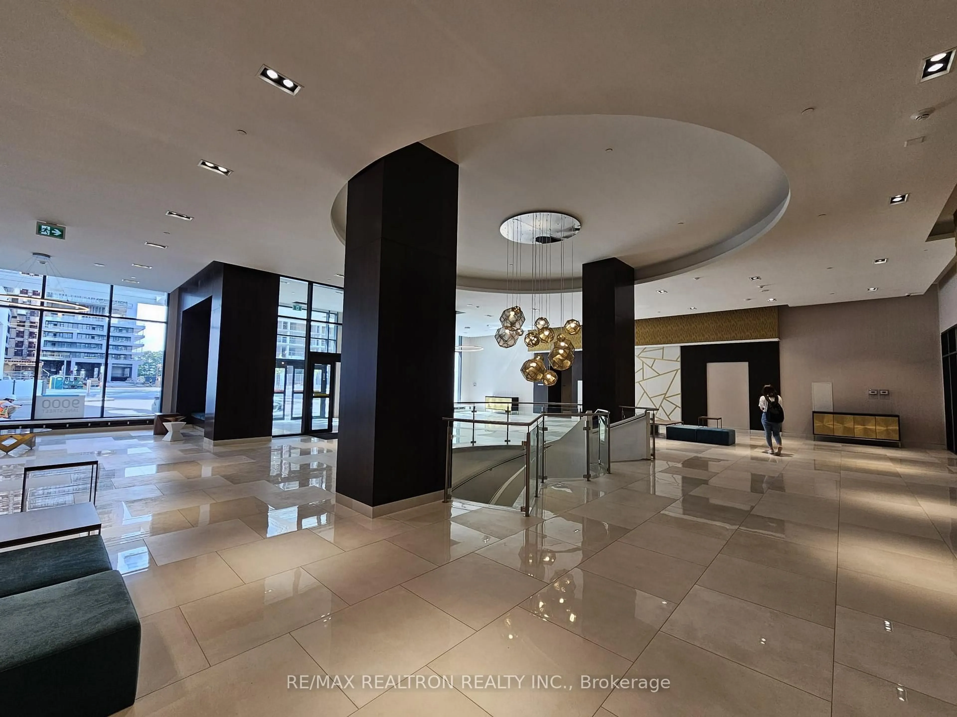 Indoor foyer for 9000 Jane St #1220, Vaughan Ontario L4K 0M6