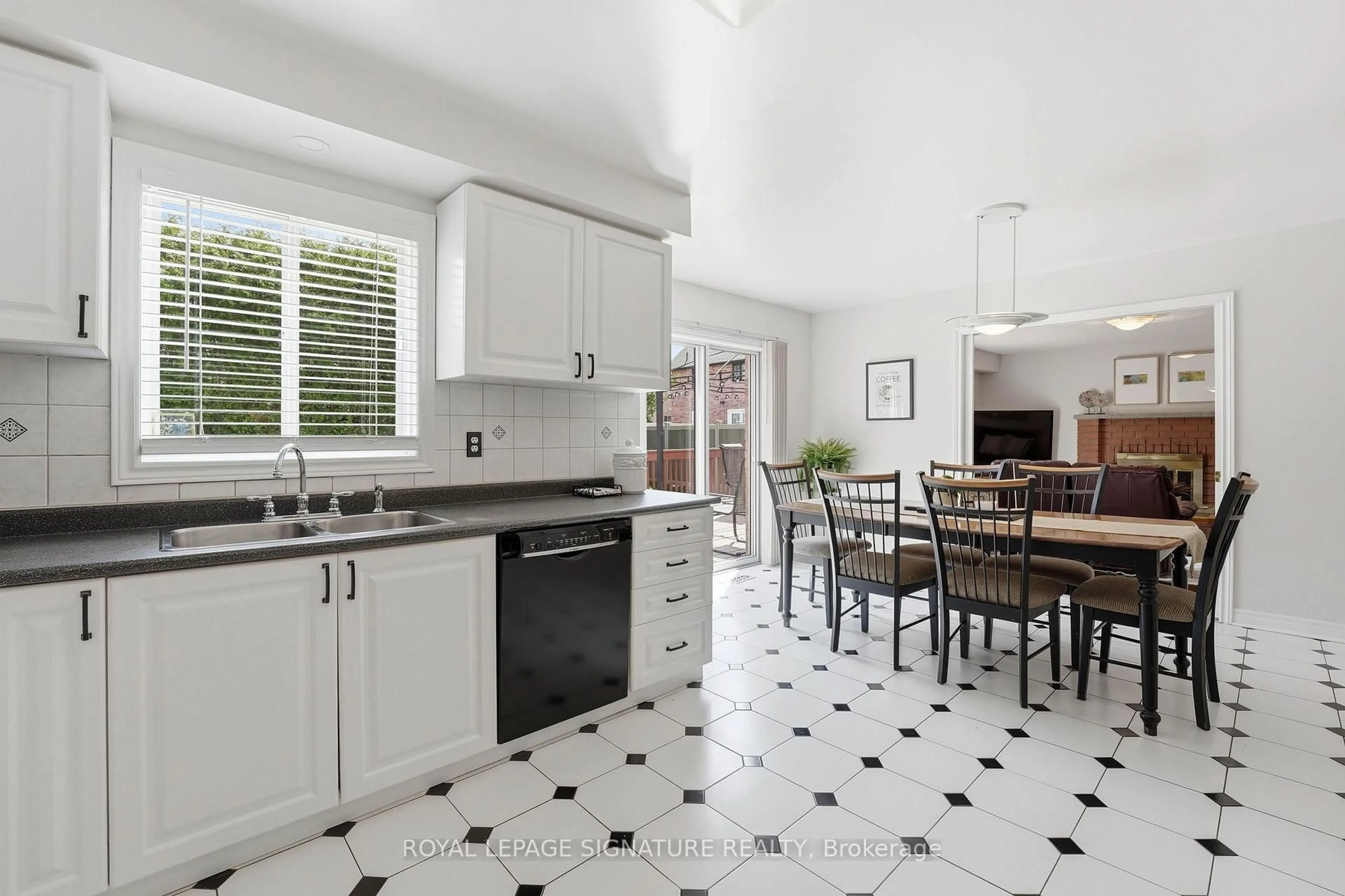 Open concept kitchen, ceramic/tile floor for 390 Binns Ave, Newmarket Ontario L3X 1T7