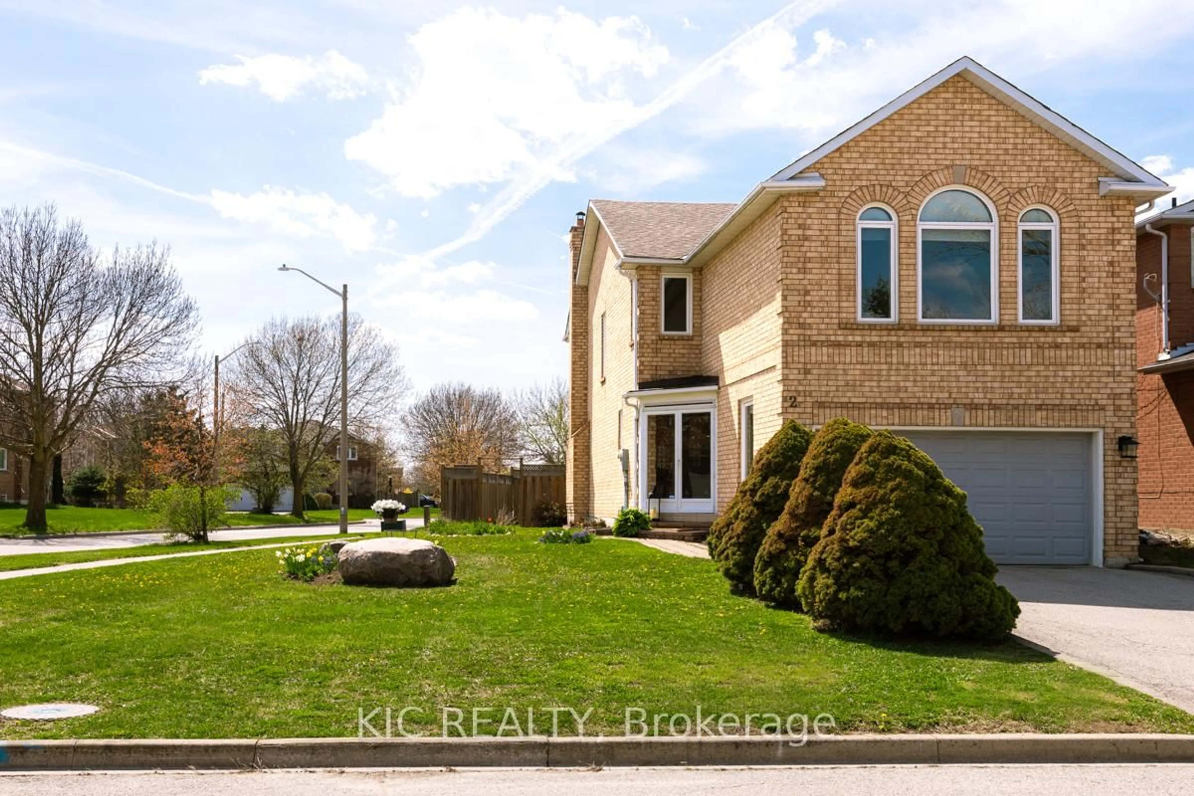 A pic from outside/outdoor area/front of a property/back of a property/a pic from drone, water/lake/river/ocean view for 2 Bayel Cres, Richmond Hill Ontario L4S 1C2