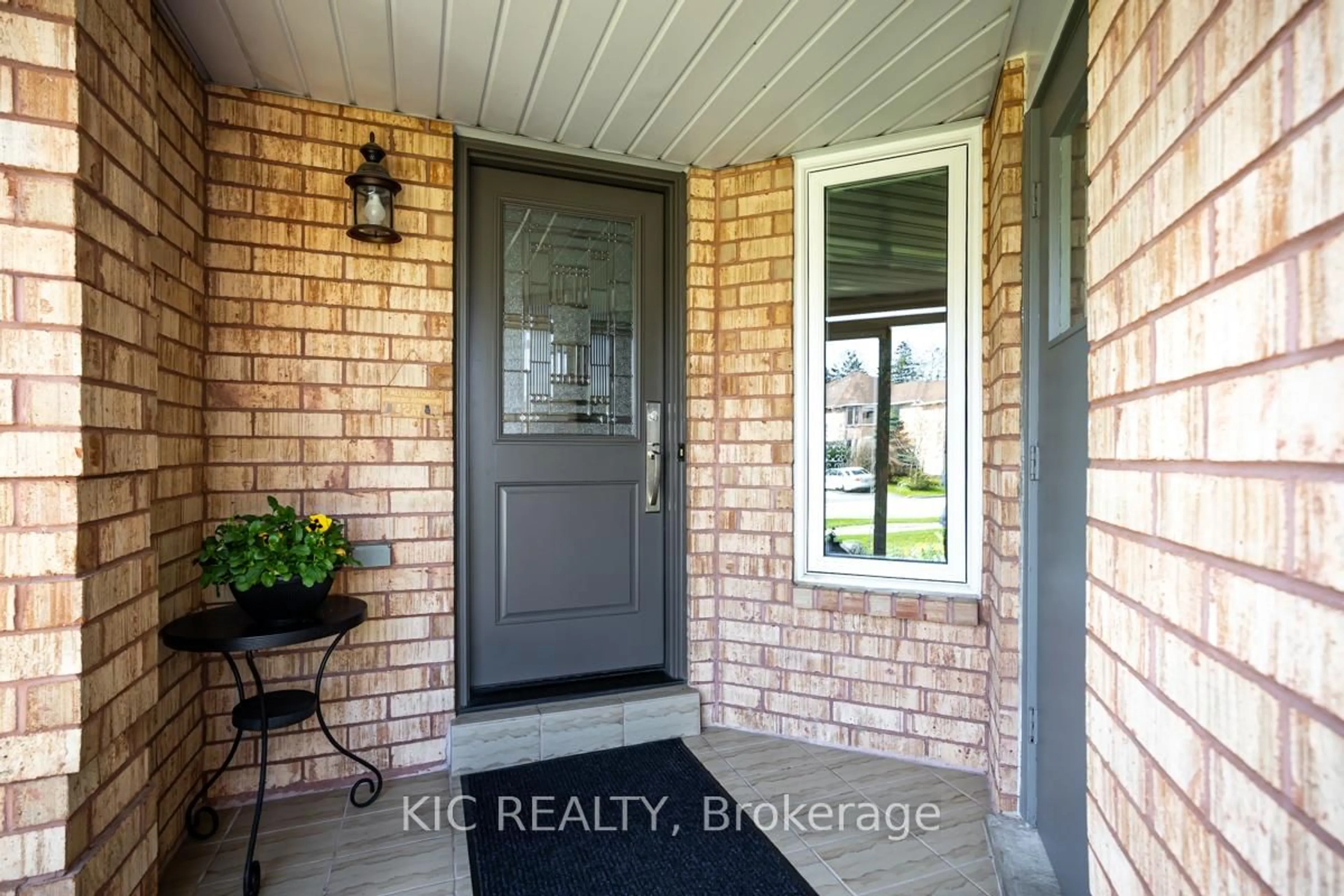 Indoor entryway for 2 Bayel Cres, Richmond Hill Ontario L4S 1C2