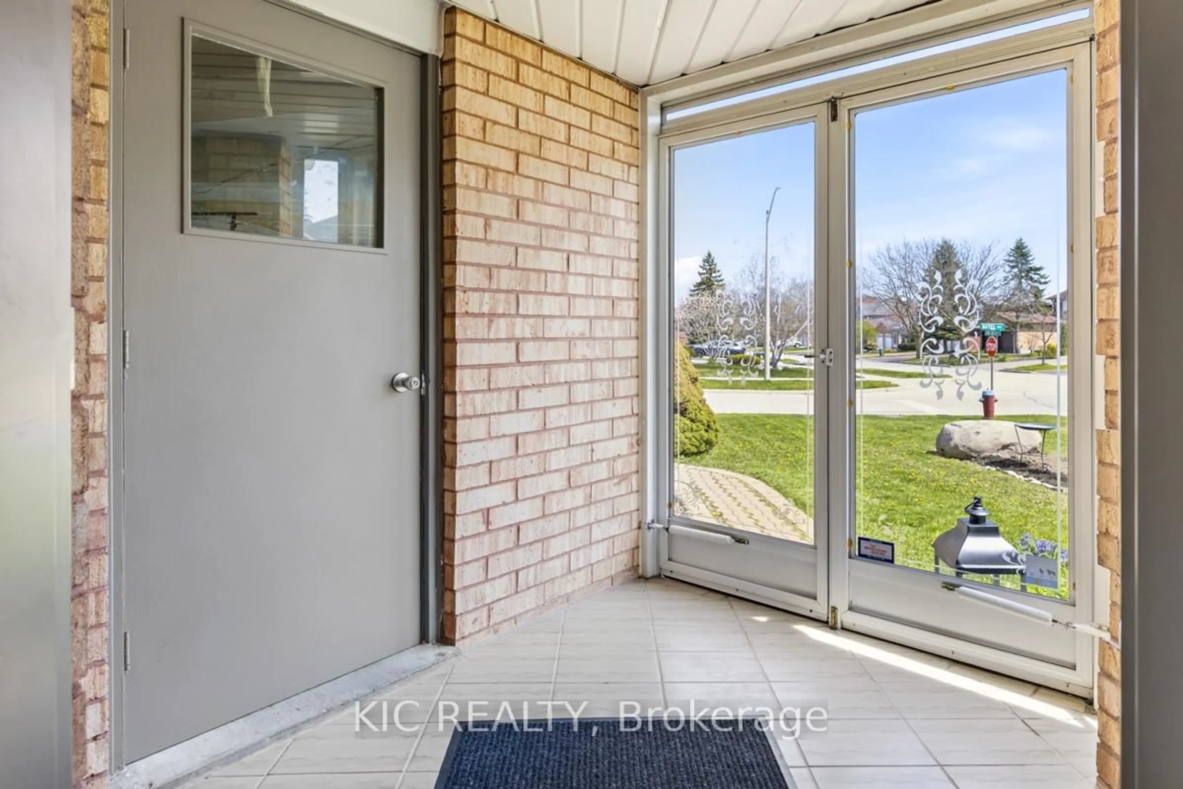 Indoor entryway for 2 Bayel Cres, Richmond Hill Ontario L4S 1C2