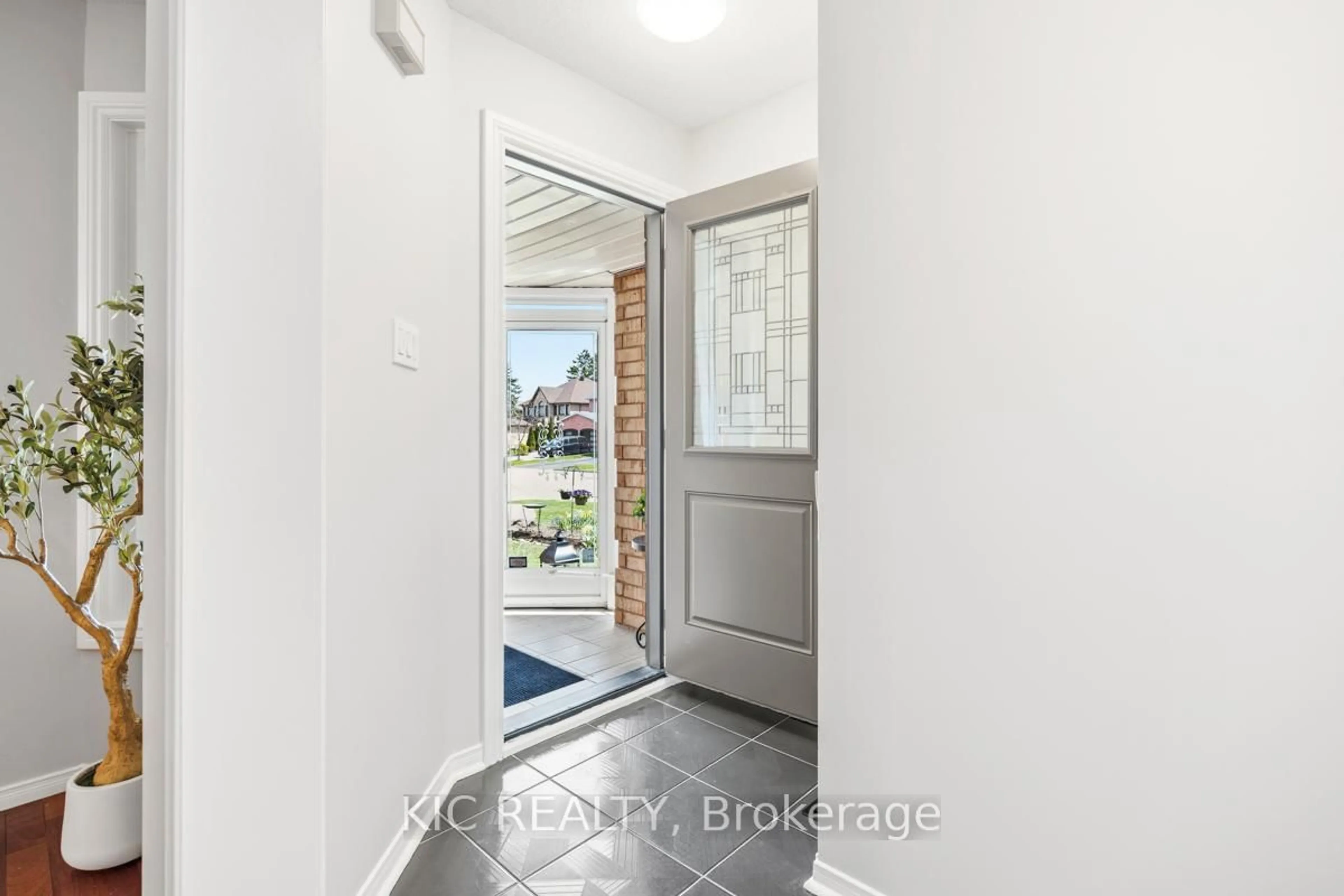Indoor entryway for 2 Bayel Cres, Richmond Hill Ontario L4S 1C2