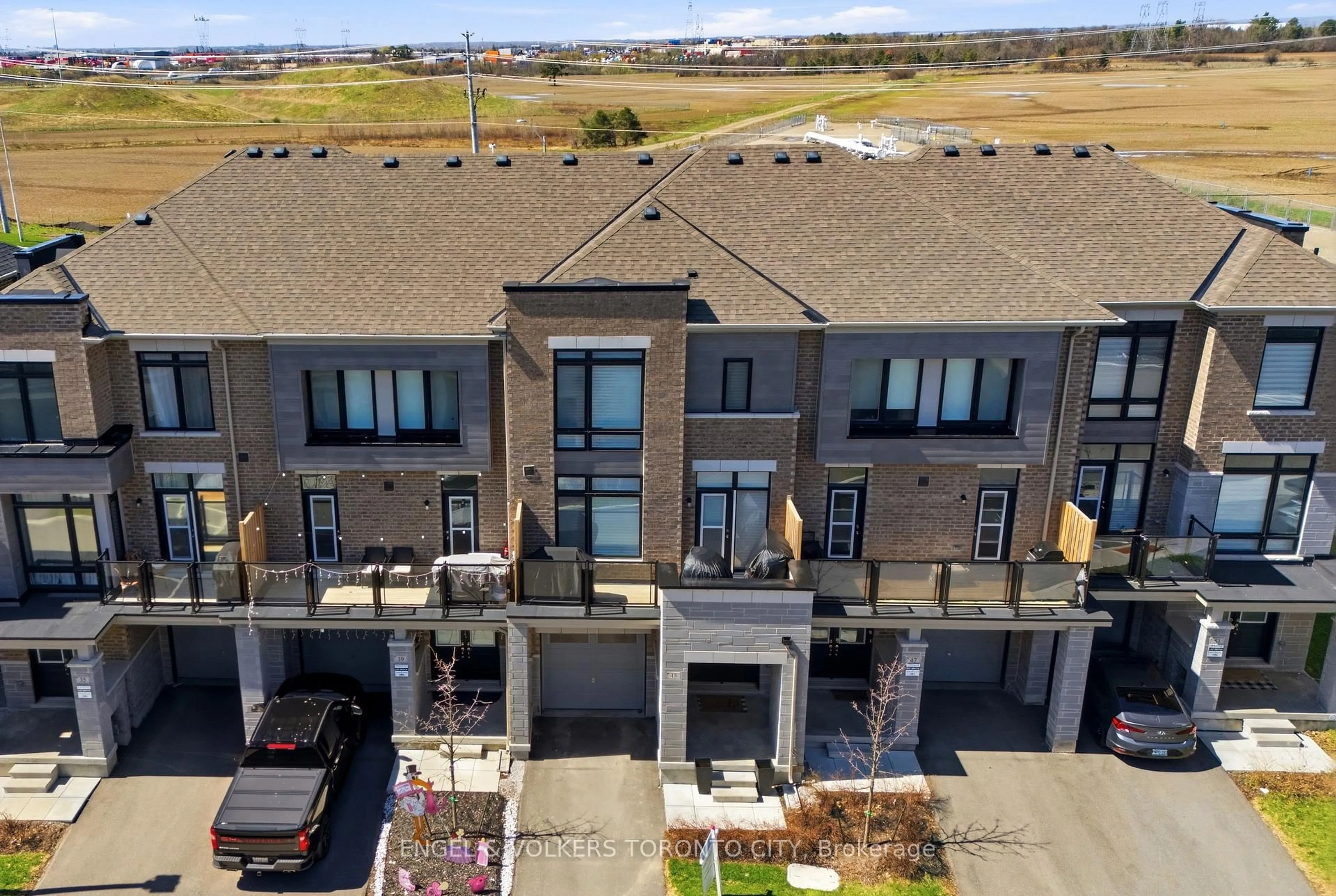 A pic from outside/outdoor area/front of a property/back of a property/a pic from drone, unknown for 43 Holyrood Cres, Vaughan Ontario L4H 5G2