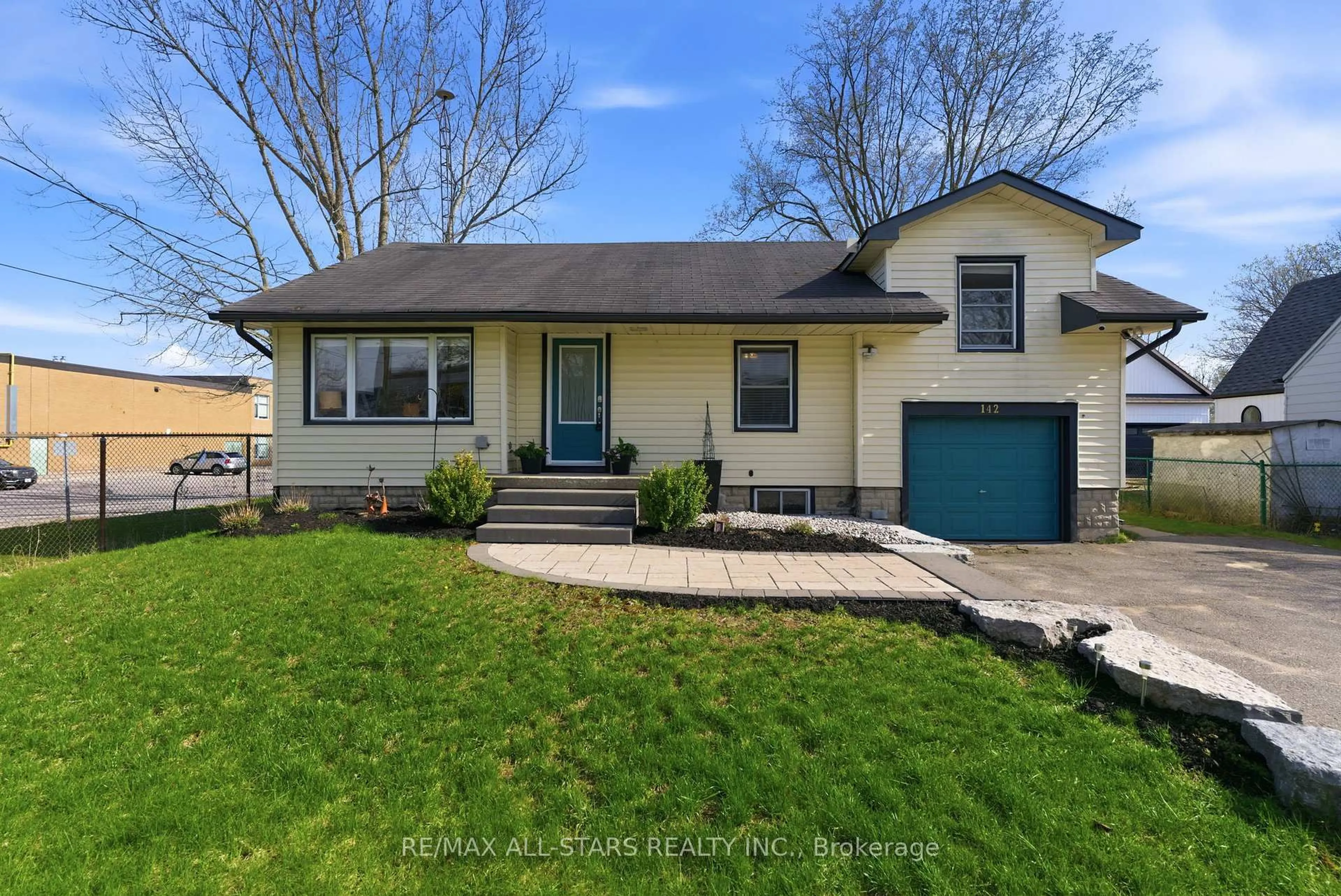Home with vinyl exterior material, street for 142 Planks Lane, Uxbridge Ontario L9P 1K6