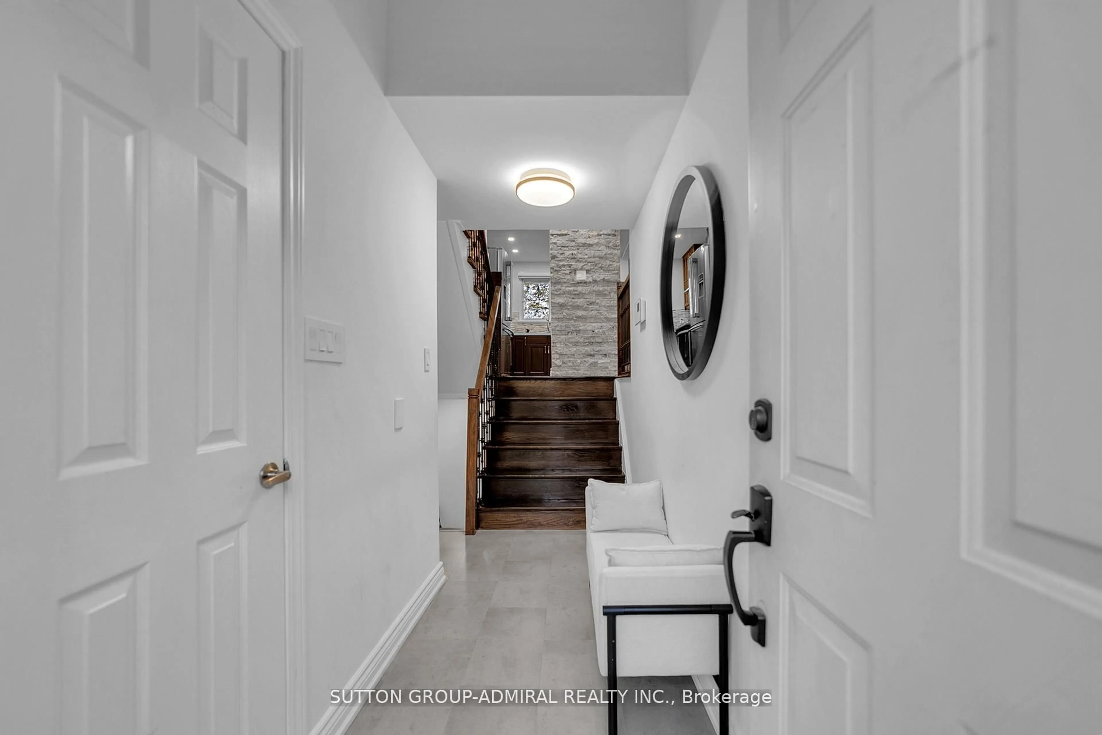 Indoor entryway for 40 Stately Way, Markham Ontario L3T 3Z8