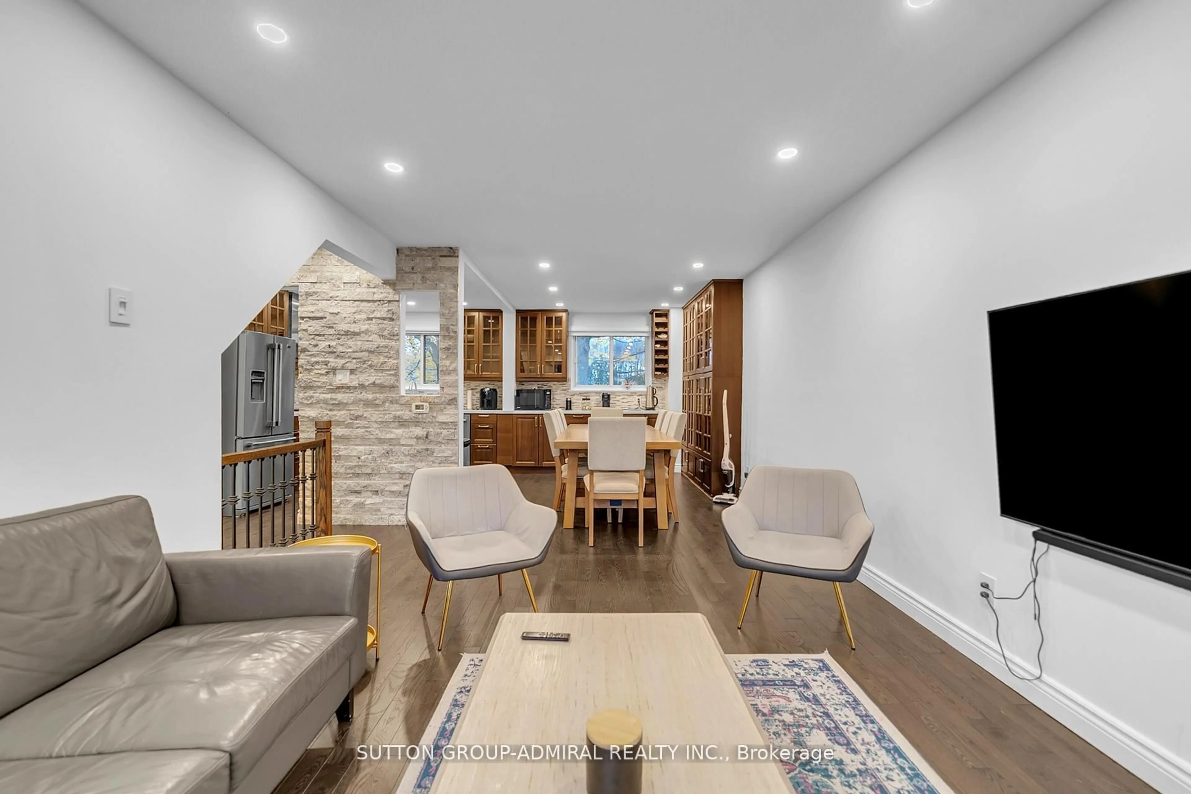 Living room with furniture, unknown for 40 Stately Way, Markham Ontario L3T 3Z8
