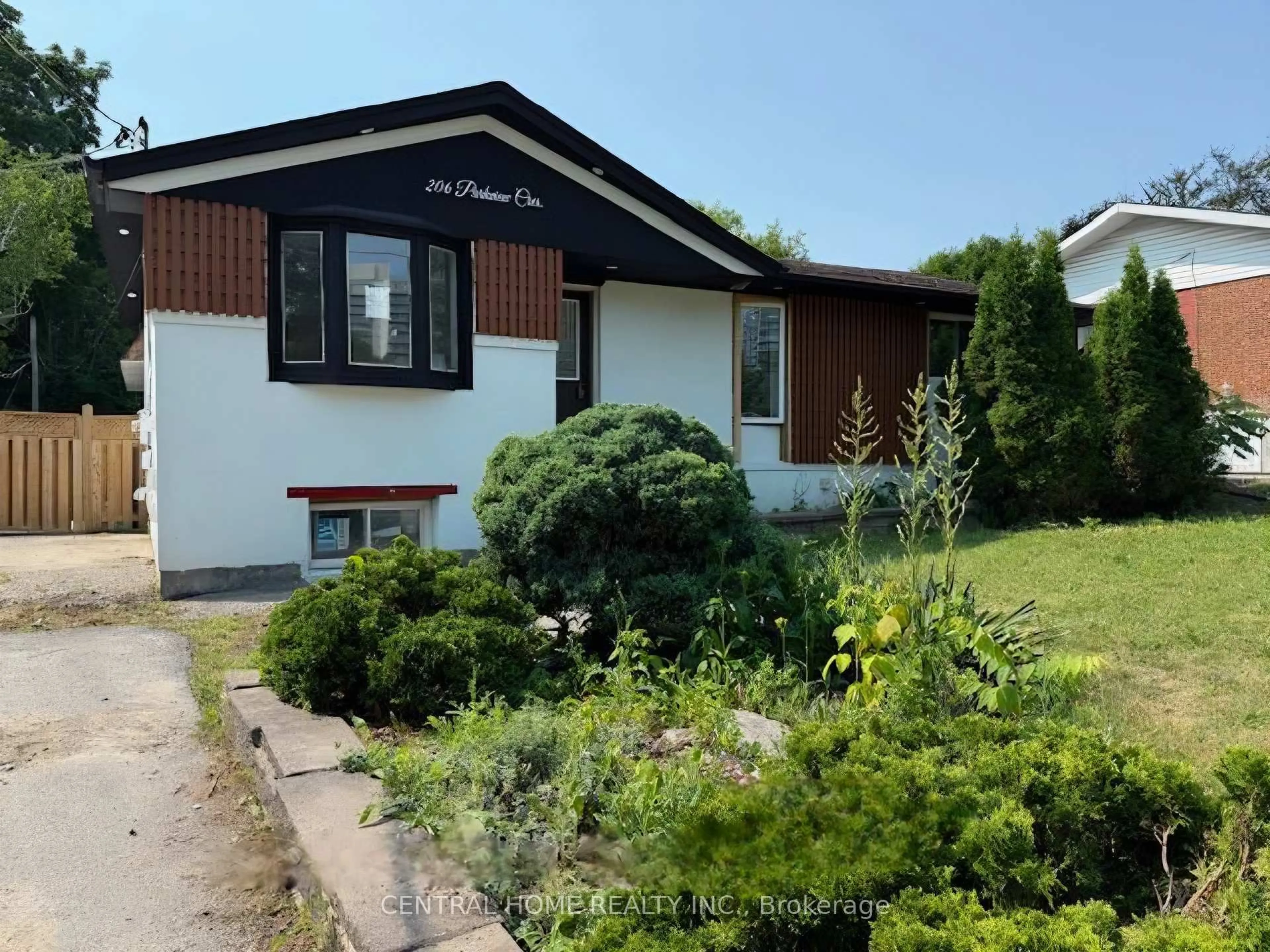 A pic from outside/outdoor area/front of a property/back of a property/a pic from drone, street for 206 Parkview Cres, Newmarket Ontario L3Y 2C8