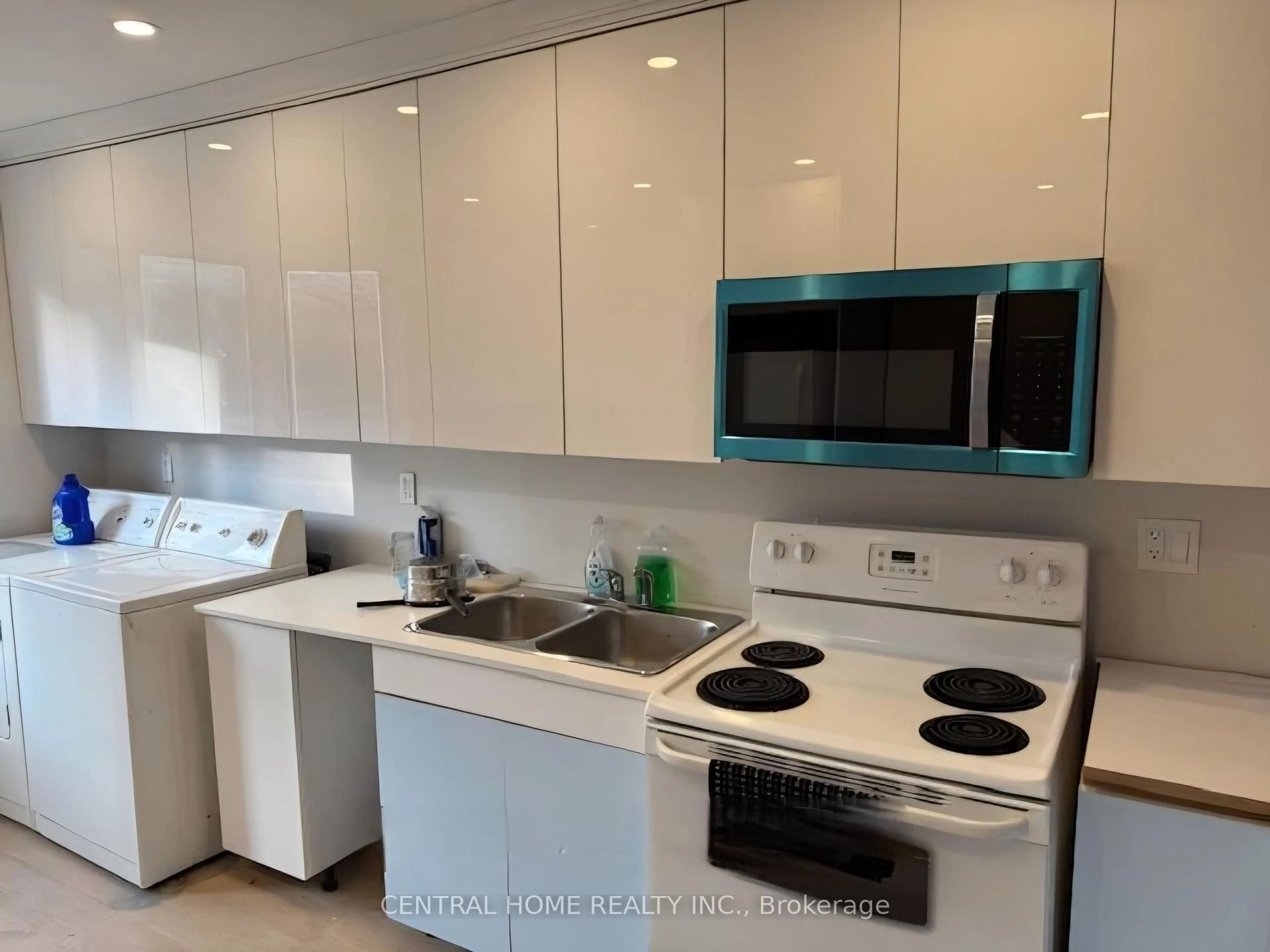 Standard kitchen, wood/laminate floor for 206 Parkview Cres, Newmarket Ontario L3Y 2C8