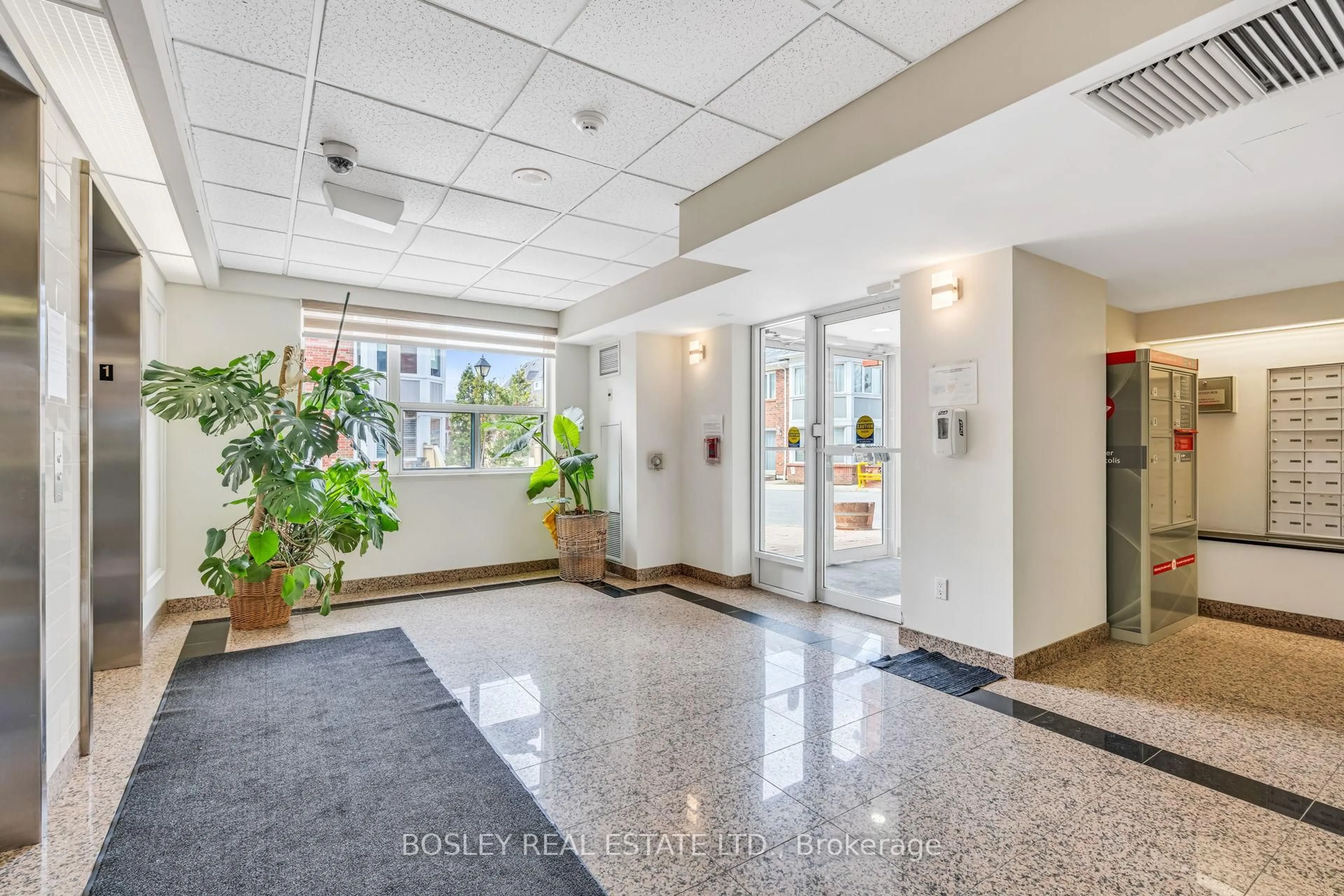 Indoor foyer for 7378 Yonge St #308, Vaughan Ontario L4J 8J1