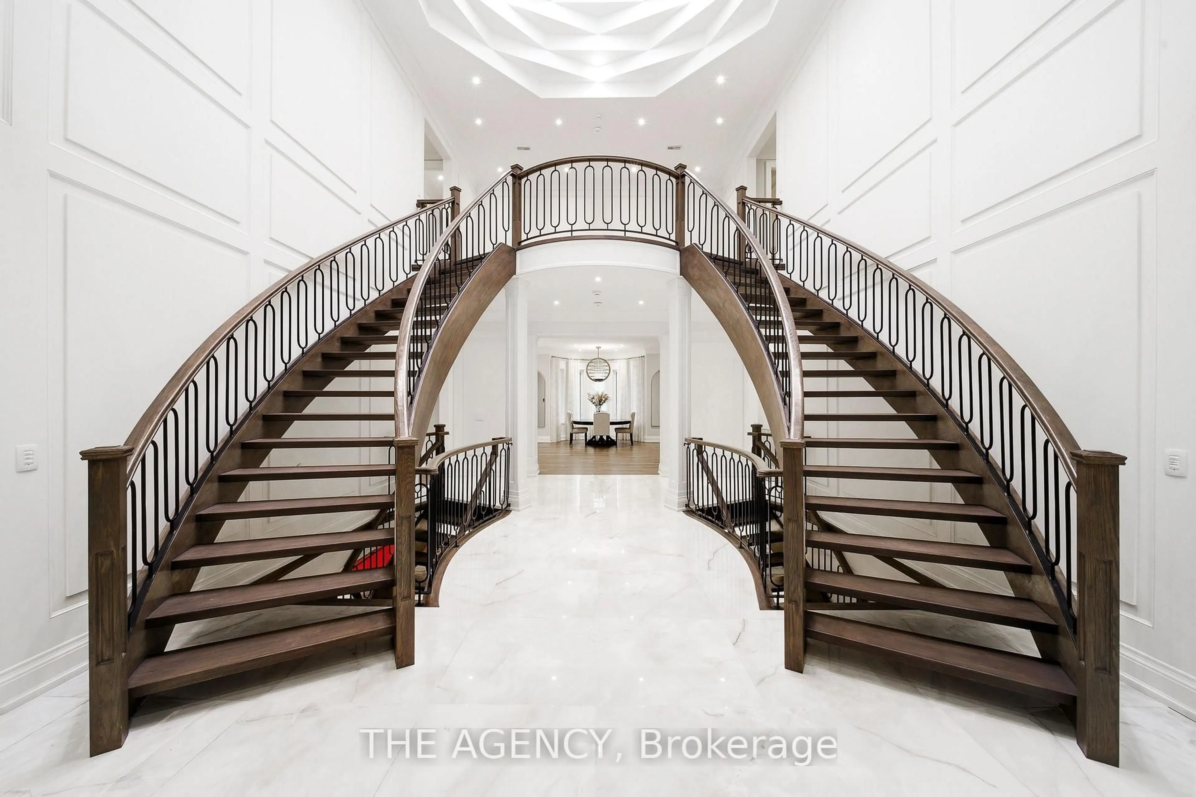 Indoor foyer for 8 Bayview Park Lane, Richmond Hill Ontario L4E 3G1