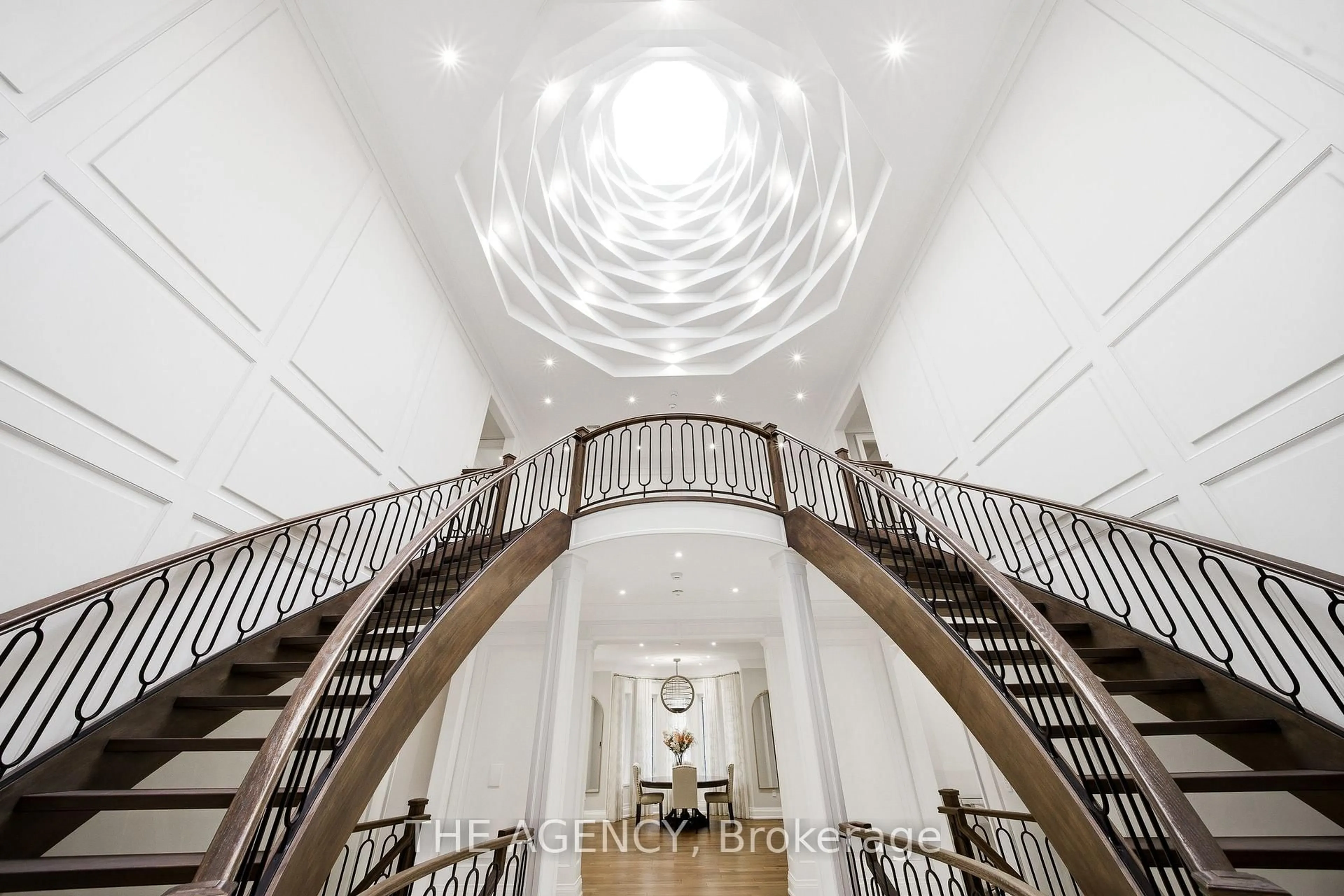 Indoor foyer for 8 Bayview Park Lane, Richmond Hill Ontario L4E 3G1